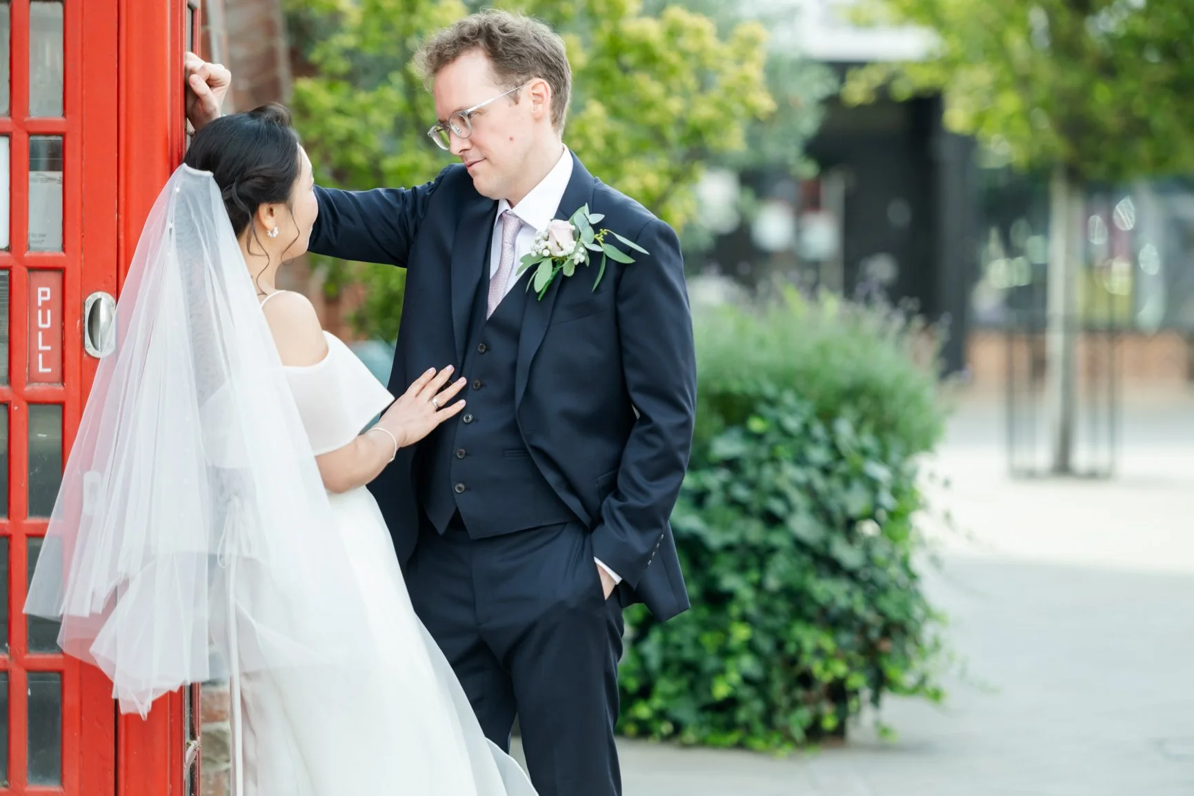 Natural wedding portraits in Wokingham Berkshire