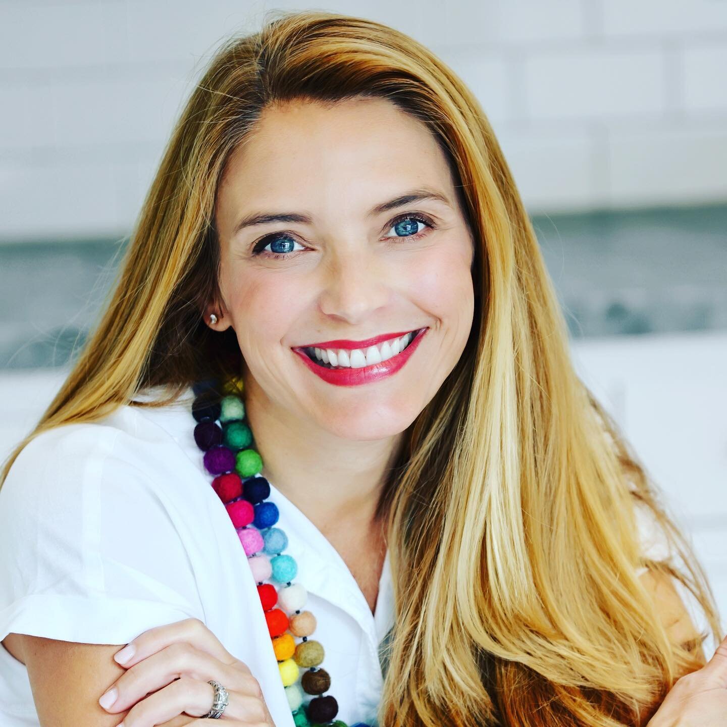 My website is up and registration for the first session of young artist classes is live! Please take a look at whitebrickartstudio.com. Huge thanks to @solesby for help with my website and Grannis photography for the photos! ❤️