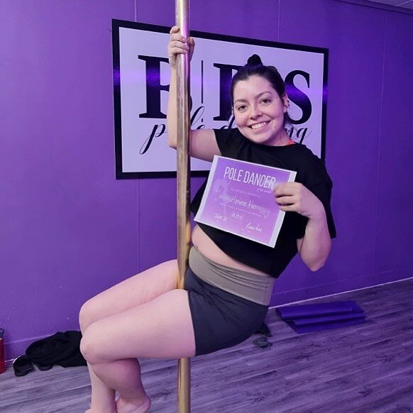 A big CONGRATS to this superstar @jeddaamariee on being our June Pole Dancer of the month! 🥳😍✨ Weeeeow, congrats girl! This lovely lady has hit the ground running at BDS! A newbie at the studio, Jedda has been killin&rsquo; it in the pole room, tak