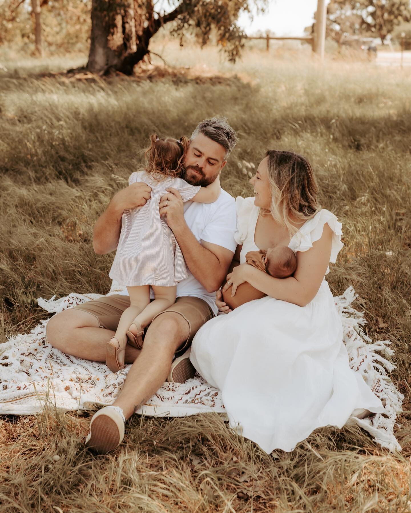 - OUTDOOR NEWBORN SESSIONS -

My outdoor newborn sessions are very similar to an in-home session, just with a different background!  These sessions are focused on the love and connection between you and your new bubba! No matter where we are, the mai