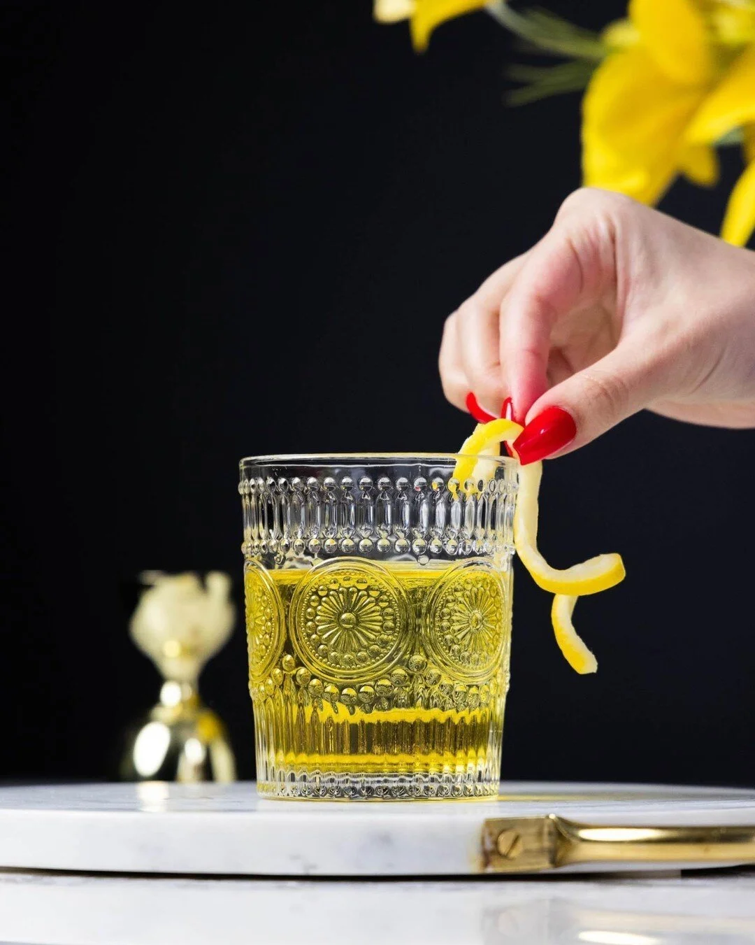 🍹 WHITE NEGRONI: SATIVA EDITION 🌿 Celebrating the start of #NegroniWeek next week in high spirits! 😉 Elevate your taste buds with this refreshing twist on a classic cocktail.

Ingredients:

30 ml sativa-infused gin from @cannabisbotanical
30 ml wh