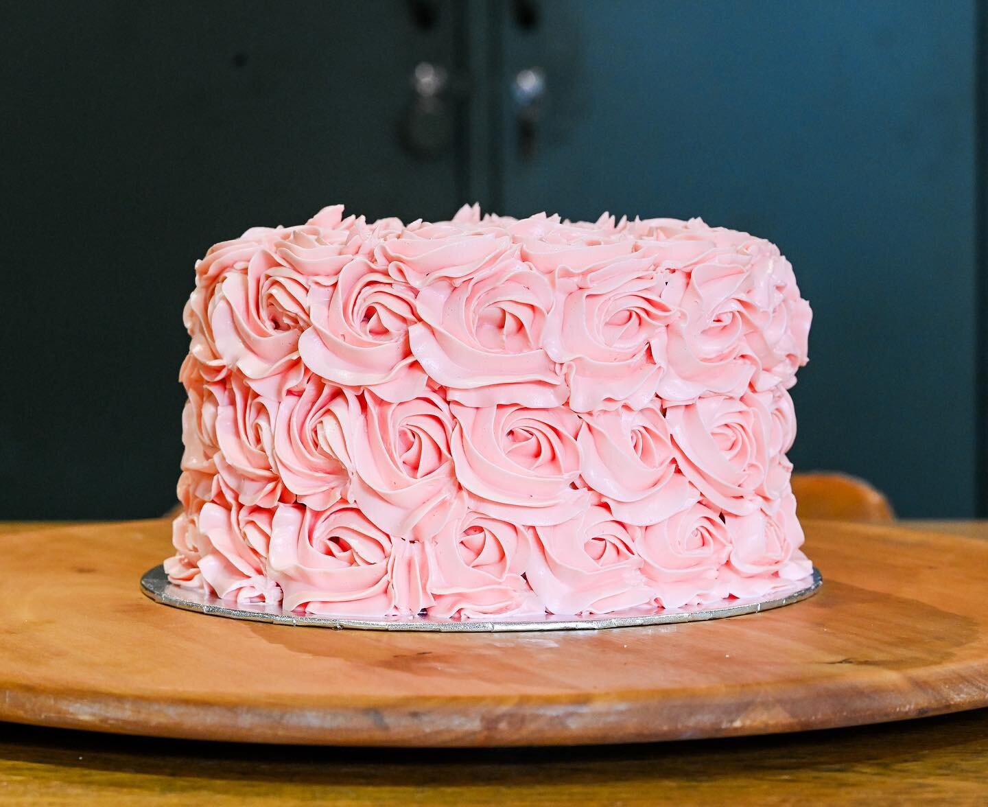 (SOLD) It doesn&rsquo;t happen often but I&rsquo;ve got a spare cake for sale! 

This rose cake with Swiss meringue buttercream is 8 inches in diameter and has beautiful chocolate cake inside. 

$85 and ready for collection Friday morning or Saturday