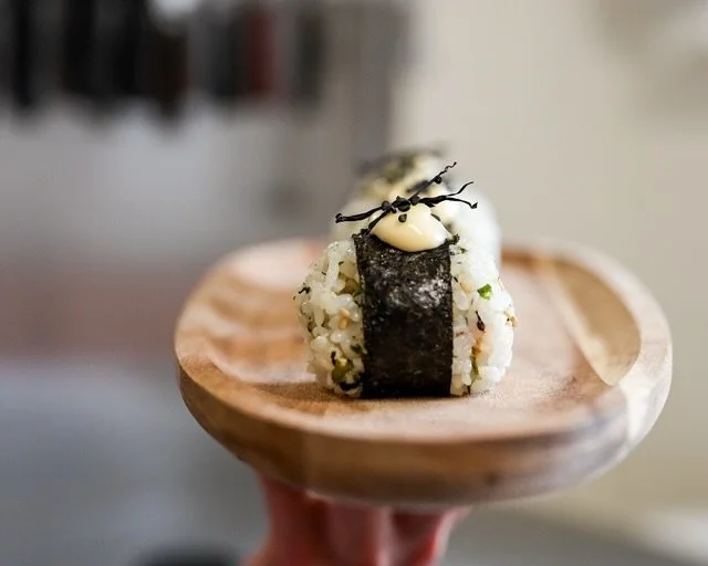🍙 

Downsizing the humble onigiri for a canap&eacute; event. 

Salted plum, furikake and yuzu - a beautiful vegetarian option that is also gluten free and dairy free. 

#onigiri #canape #mobilecatering #eventscaterer #foodies

📸 @along__came__red