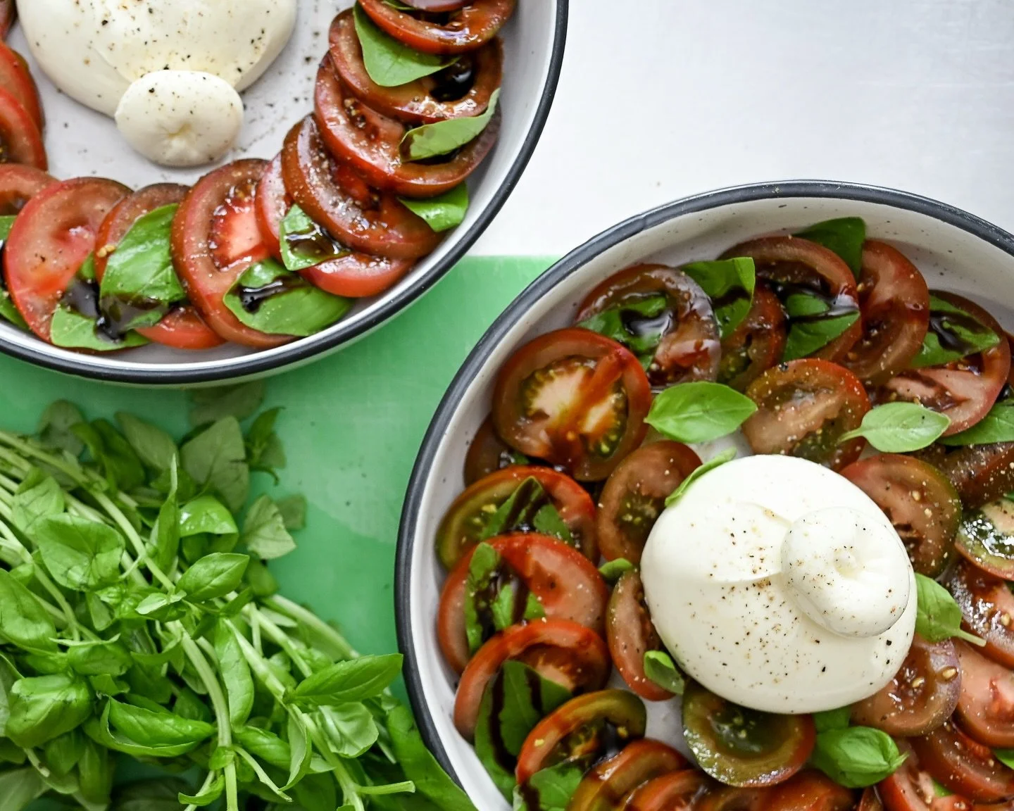🍅 🌿 

I had to stop mid prep to get a quick capture of these caprese salads. 

I always love the delicious simplicity of fresh tomatoes and basil - paired with the luxury of burrata. Just perfect.

#caprese #burratta #foodies #caterer #chef