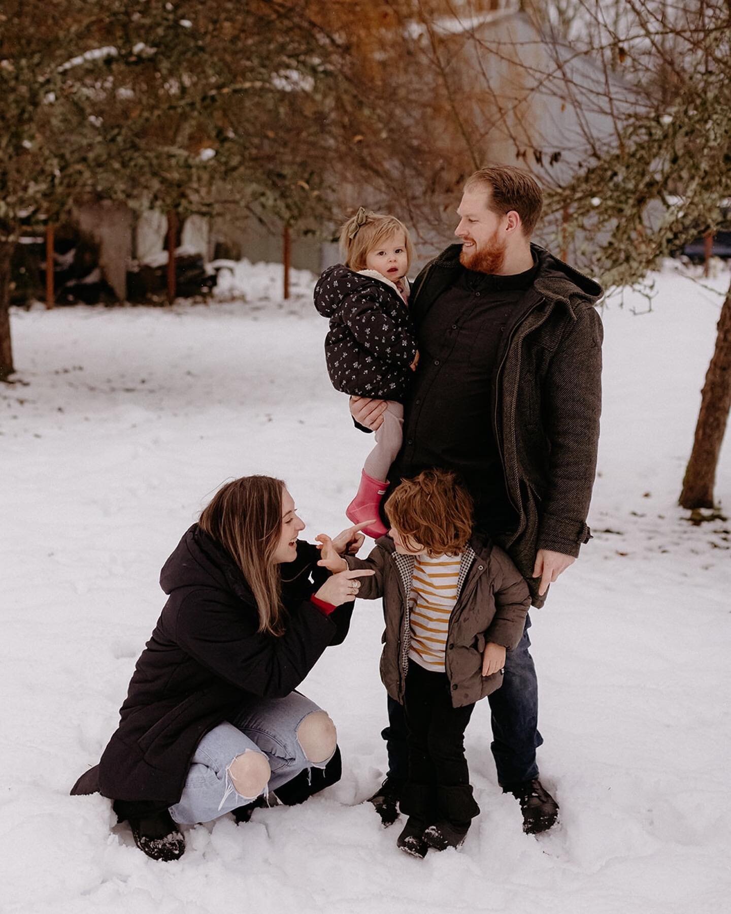 I spent the Holidays in Seattle with family and it snowed!!! So I got to play in the snow for a couple of weeks. Here&rsquo;s one of my last 2022 shoots - family session with these cuties ❄️🥲