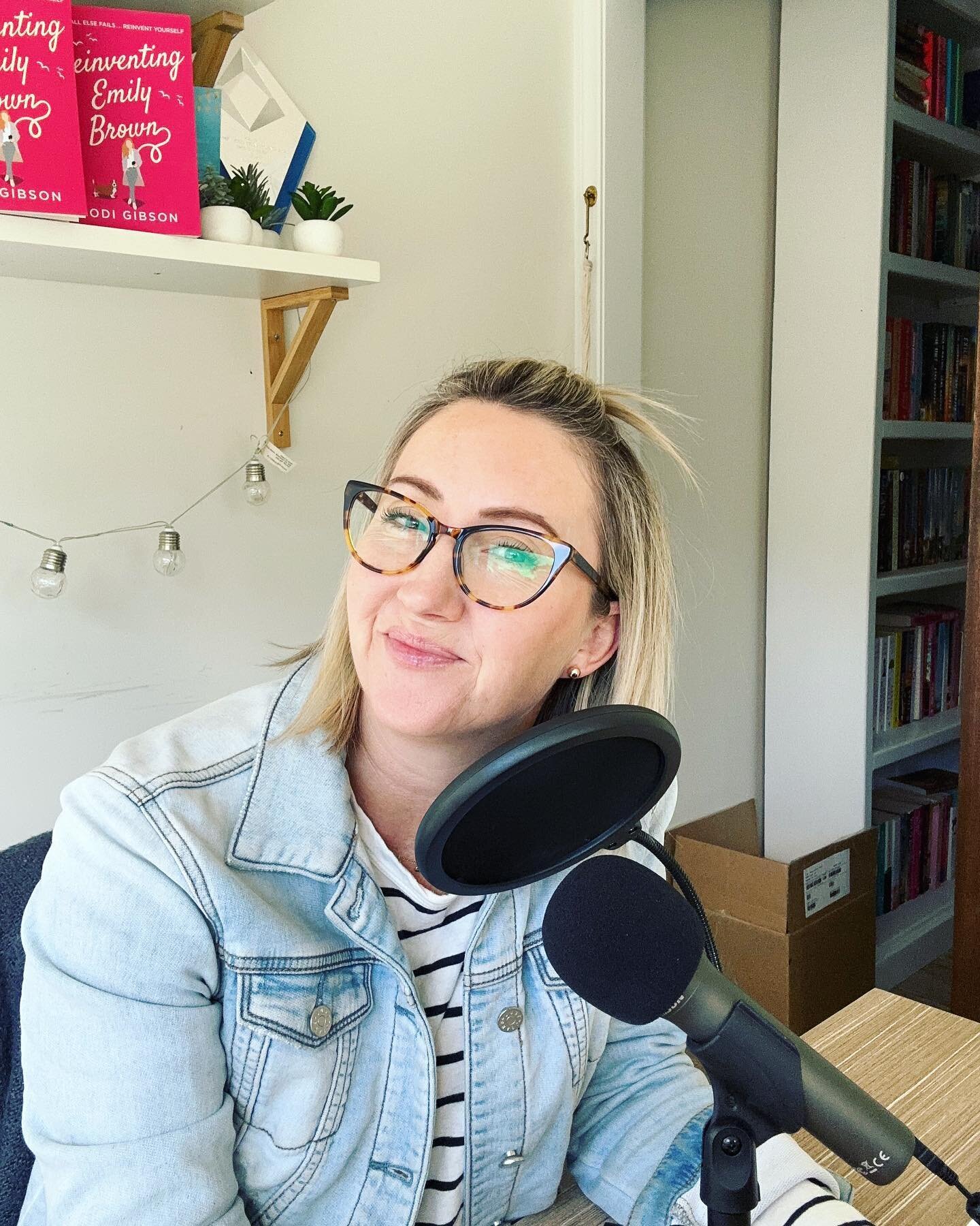 Look at me looking all profesh behind the podcast microphone. 🎙️I do love podcast recording days! Today I&rsquo;m recording a couple of episodes as well as  working on plans for 2024! Exciting podcast things ahead. Watch this space. 

#podcast #podc