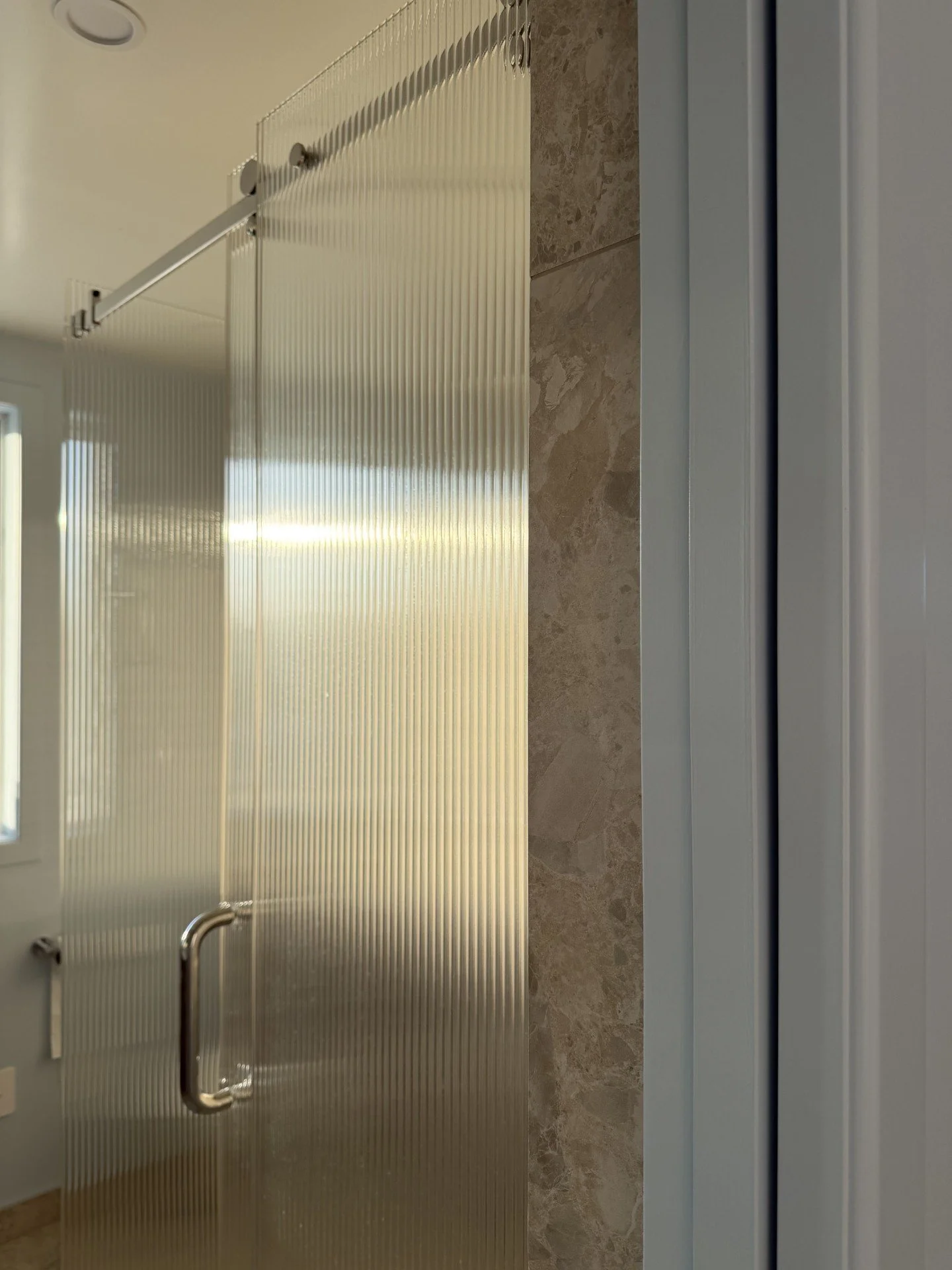 Reeded shower glass ensuite_LNGVW.jpeg