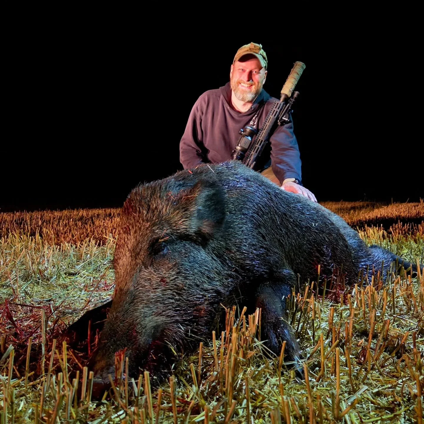 Frisch geerntete Felder, klare Nachtluft und absolute Stille &ndash; die Bedingungen f&uuml;r eine spannende Pirsch auf Schwarzwild k&ouml;nnten kaum besser sein. Genau solche N&auml;chte machen f&uuml;r mich den Reiz der Jagd aus: aufmerksam, konzen