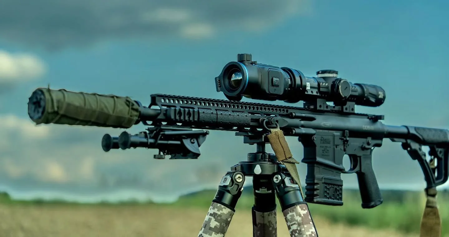 Eines meiner Lieblings-Setups f&uuml;r die Nachtjagd: meine Daniel Defense DD5v3 im Kaliber .308 Win mit dem Conotech Avata W&auml;rmebild-Vorsatzger&auml;t, montiert auf einem ZCO210 Zielfernrohr. F&uuml;r viele J&auml;ger mag das vielleicht zu mode