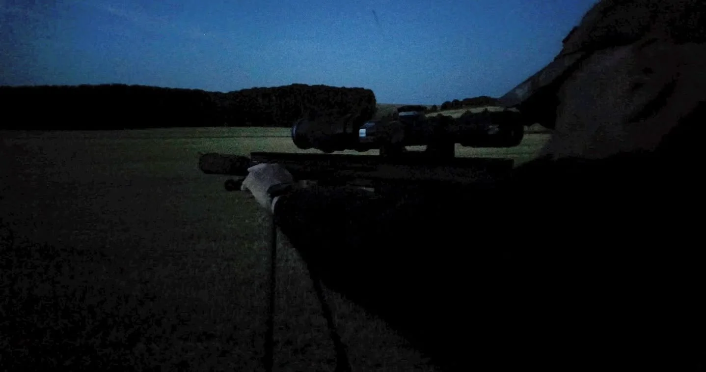 Drau&szlig;en, wenn die Dunkelheit herabsinkt und alles still wird, werden die Sinne sch&auml;rfer. Doch wir Menschen sind nicht mehr f&uuml;r die Nacht gemacht &ndash; unsere nat&uuml;rlichen Vorteile schwinden schnell. Genau dann zeigt sich, wie we