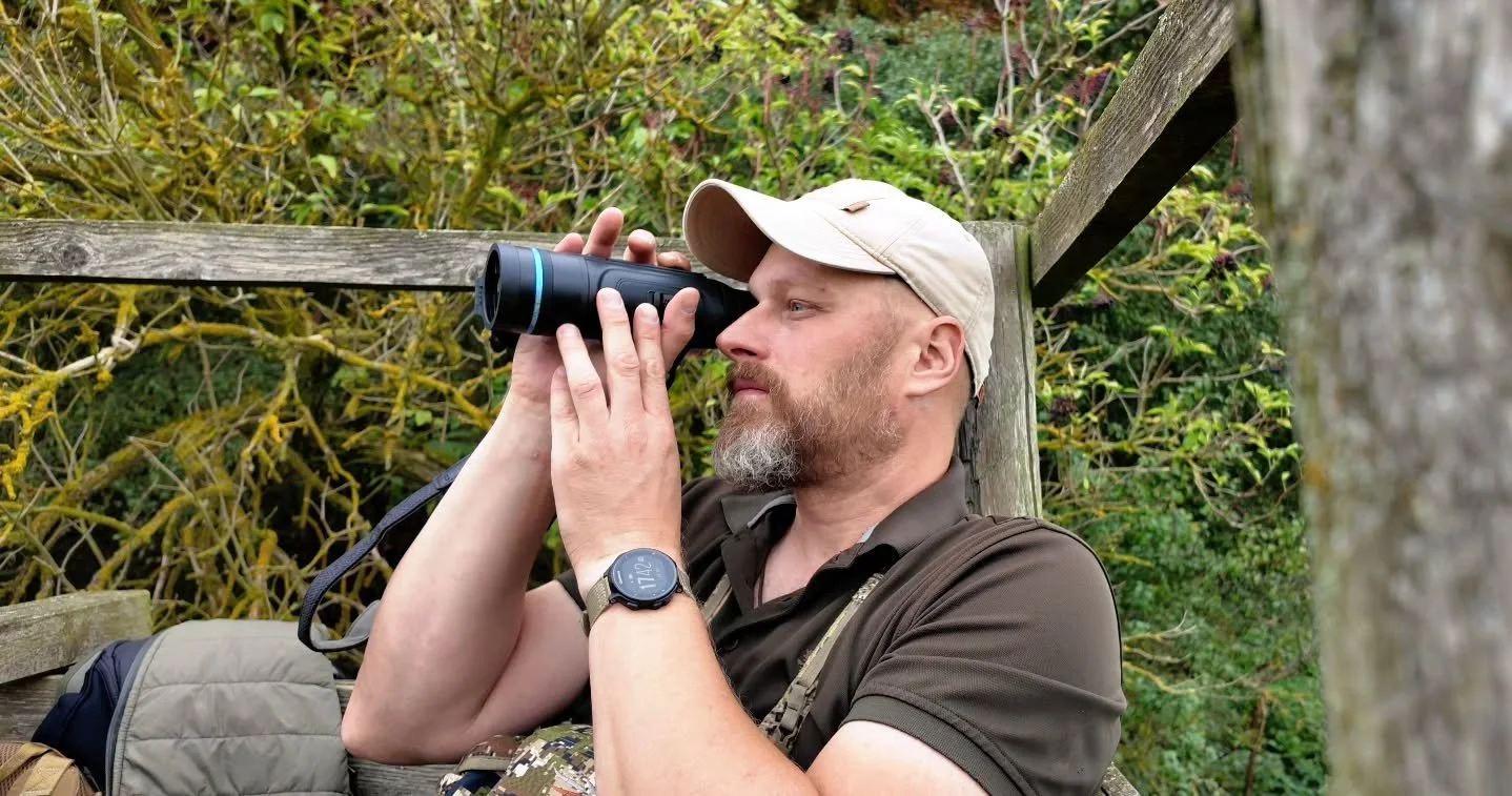 Jetzt, wo es schon vor dem Feierabend dunkel wird, denke ich gern an die langen Abende im Sp&auml;tsommer zur&uuml;ck. Auch bei diesem Ansitz war mein W&auml;rmebildger&auml;t von Conotech wieder mit dabei &ndash; inzwischen geh&ouml;rt es einfach zu