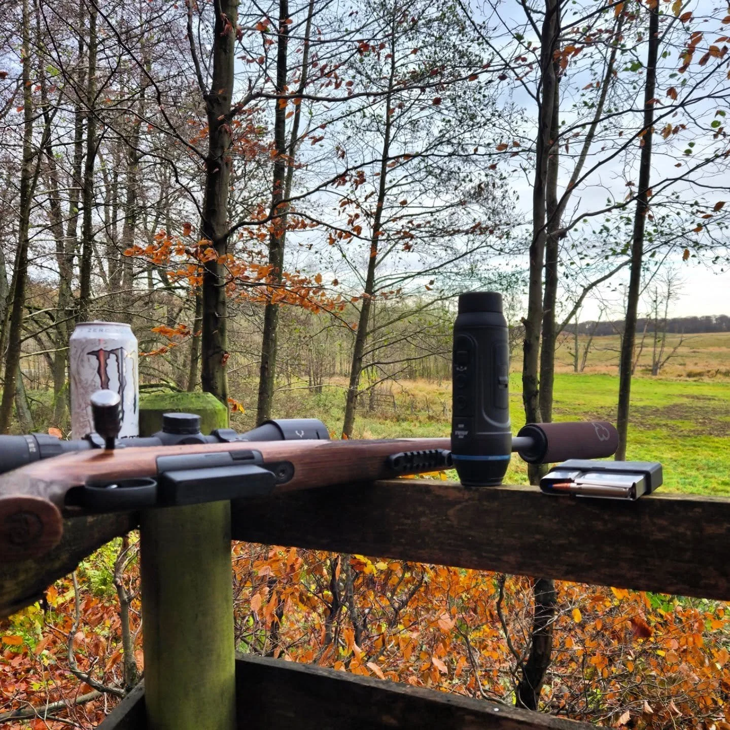 Mein Dr&uuml;ckjagd-Setup 🦌🔥

Zu einer Dr&uuml;ckjagd nehme ich genau das mit, was sich f&uuml;r mich &uuml;ber die Jahre bew&auml;hrt hat: meine Jagdwaffe, gen&uuml;gend Munition, eine Dose Monster &ndash; und ja, inzwischen ganz selbstverst&auml;