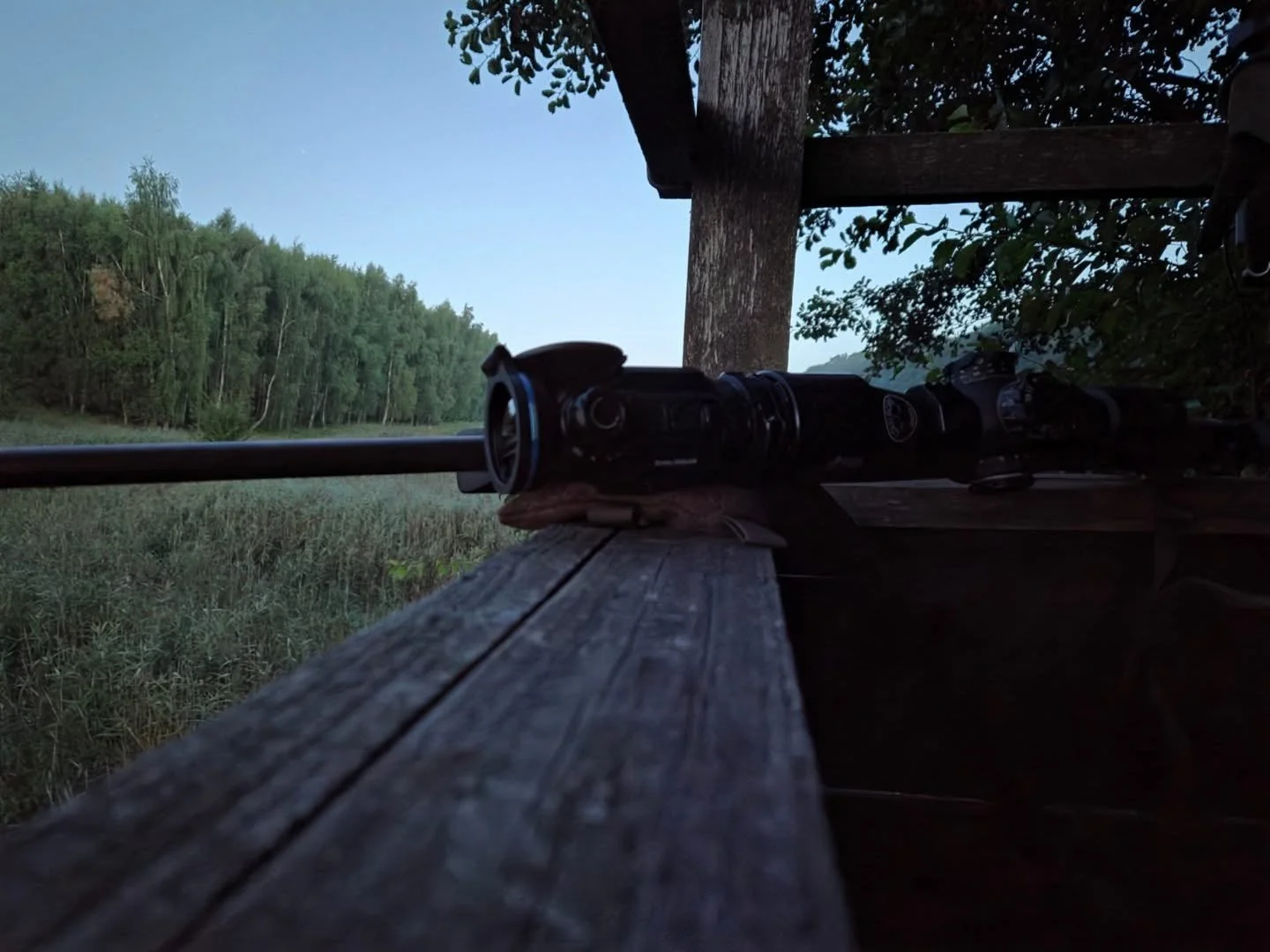 Wenn die Waffe ruhig auf der Br&uuml;stung liegt und das Revier langsam zur Ruhe kommt, gibt es diese Augenblicke, in denen man Zeit zum Nachdenken hat. &Uuml;ber die Jagd, &uuml;ber das, was sie ausmacht &ndash; und dar&uuml;ber, wie sich Tradition 