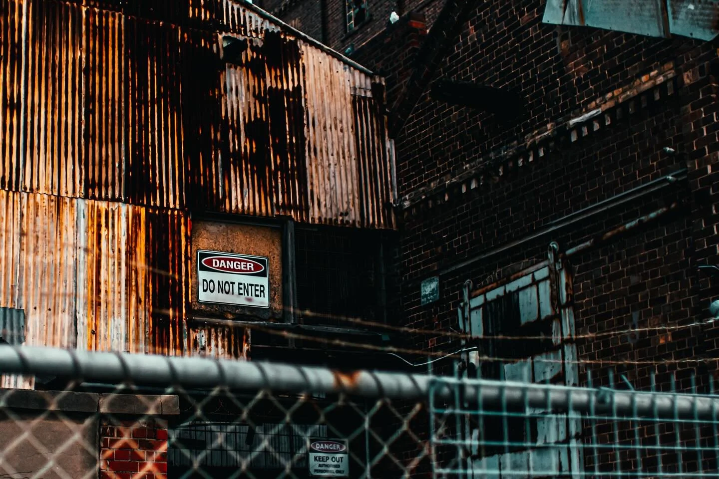 This set gives me Texas Chainsaw Massacre mixed with Matilda vibes. What vibe do you get?

#portadelaide #adelaidephotography #portadelaidehistory #photography #photography📷 #landscapephotography #architecturephotography #canonphotography #aesthetic