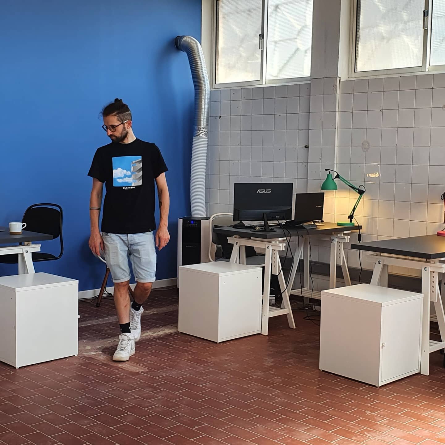 Coworking desks and spaces are available on a daily or monthly basis. If you need a place to work in Barreiro, please get in touch and leave us a message!