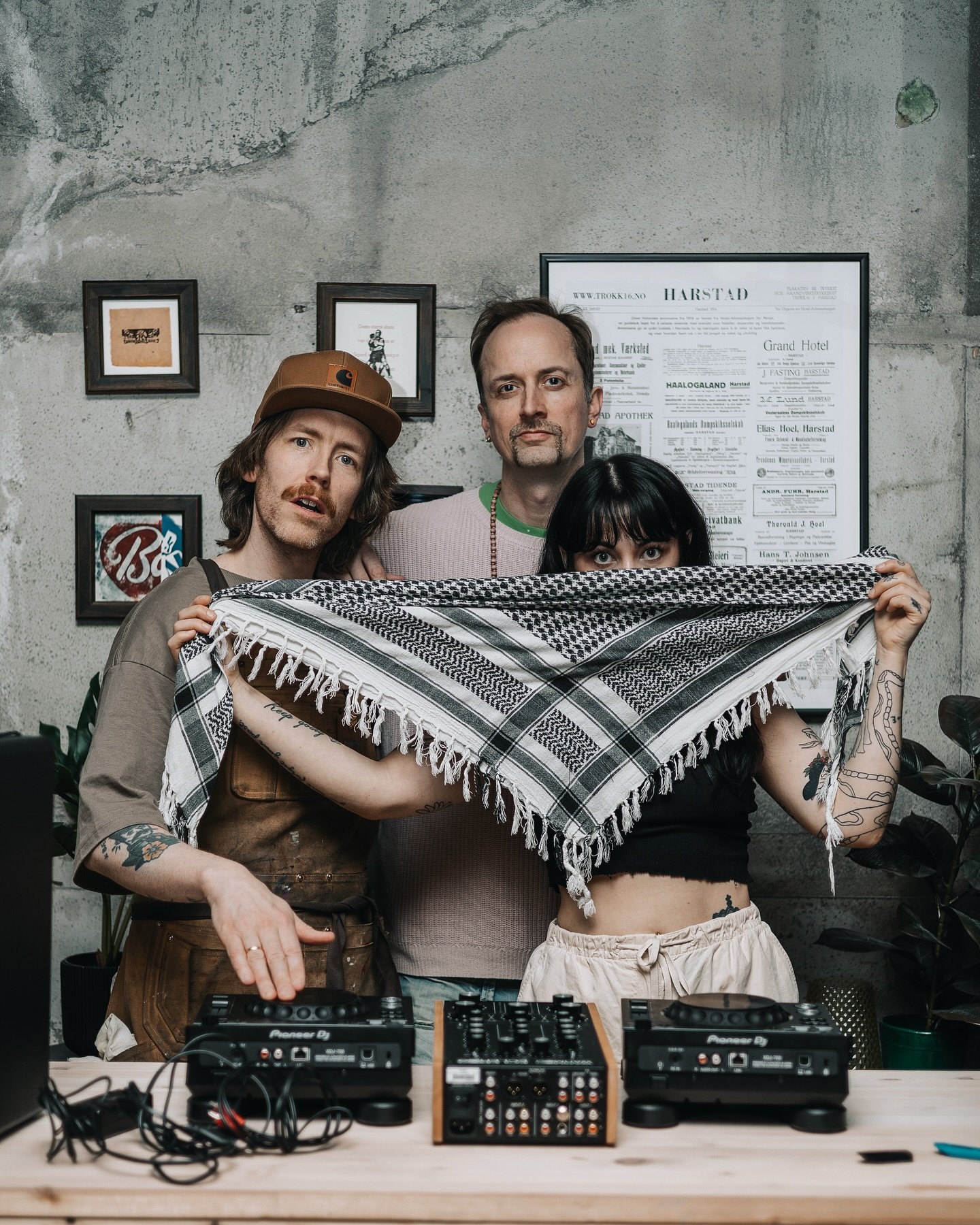 Vi forbereder oss til fest ikveld! Bethina og Petter viser frem collaben med Frode i dj kollektivet BehindTheRiver
GOD FREDAGSPREG 🫶🏼

Foto: @paparazzi_harstad / Camilla Norvoll

#harstad #pregharstad #harstadsentrum #storgata17 #paparazziharstad #