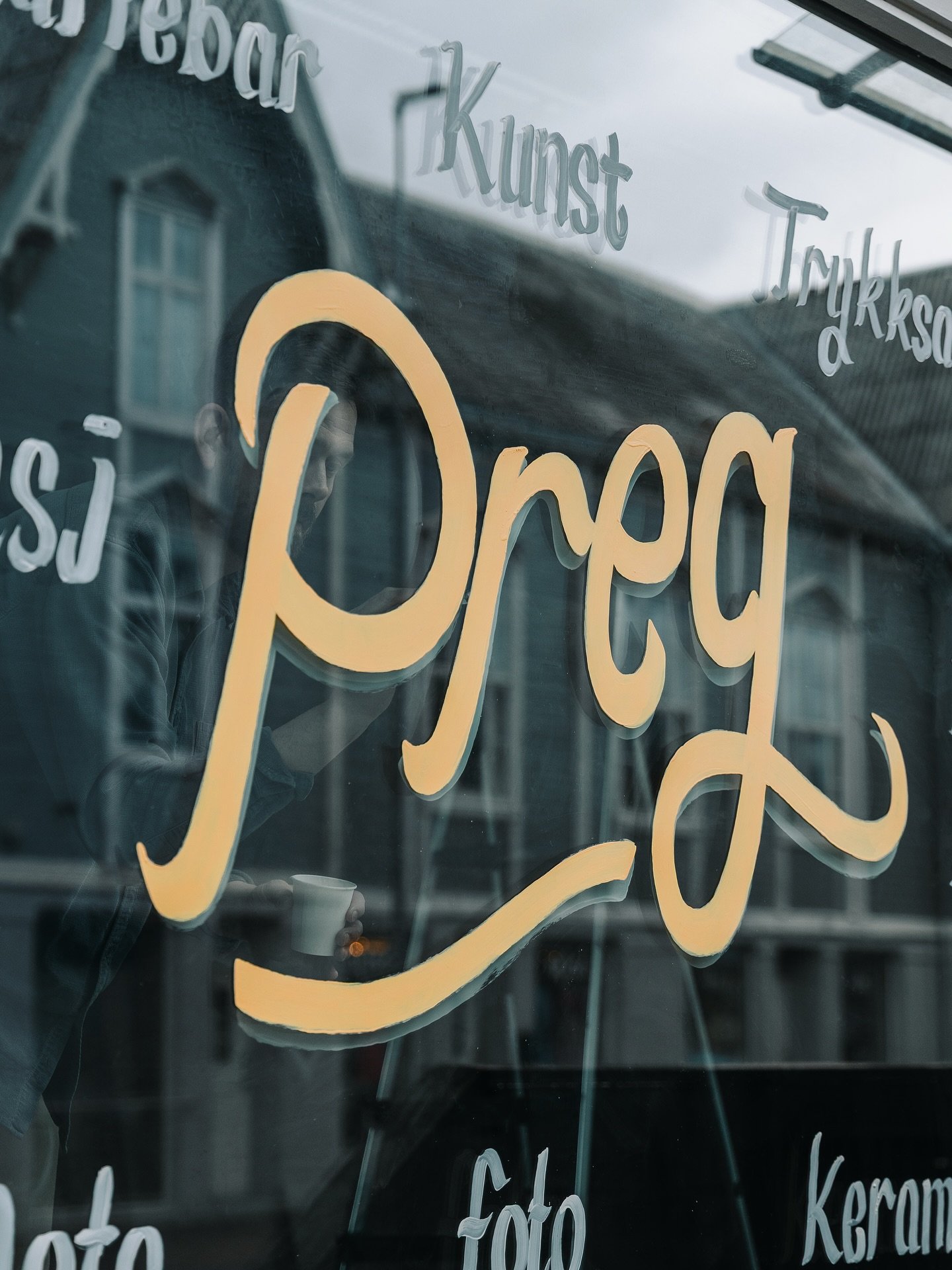 Fredag-og vi preger dagen din med disse blinkskuddene 📸

Denne uka har g&aring;tt til forberedelser til Festspilluke 🥳 @georgwschwer Har jobbet med vinduet i nabobygget. 

Husk at @kaffepreg feirer Skolebollens dag i dag! ☕️

#preg #pregharstad #hj