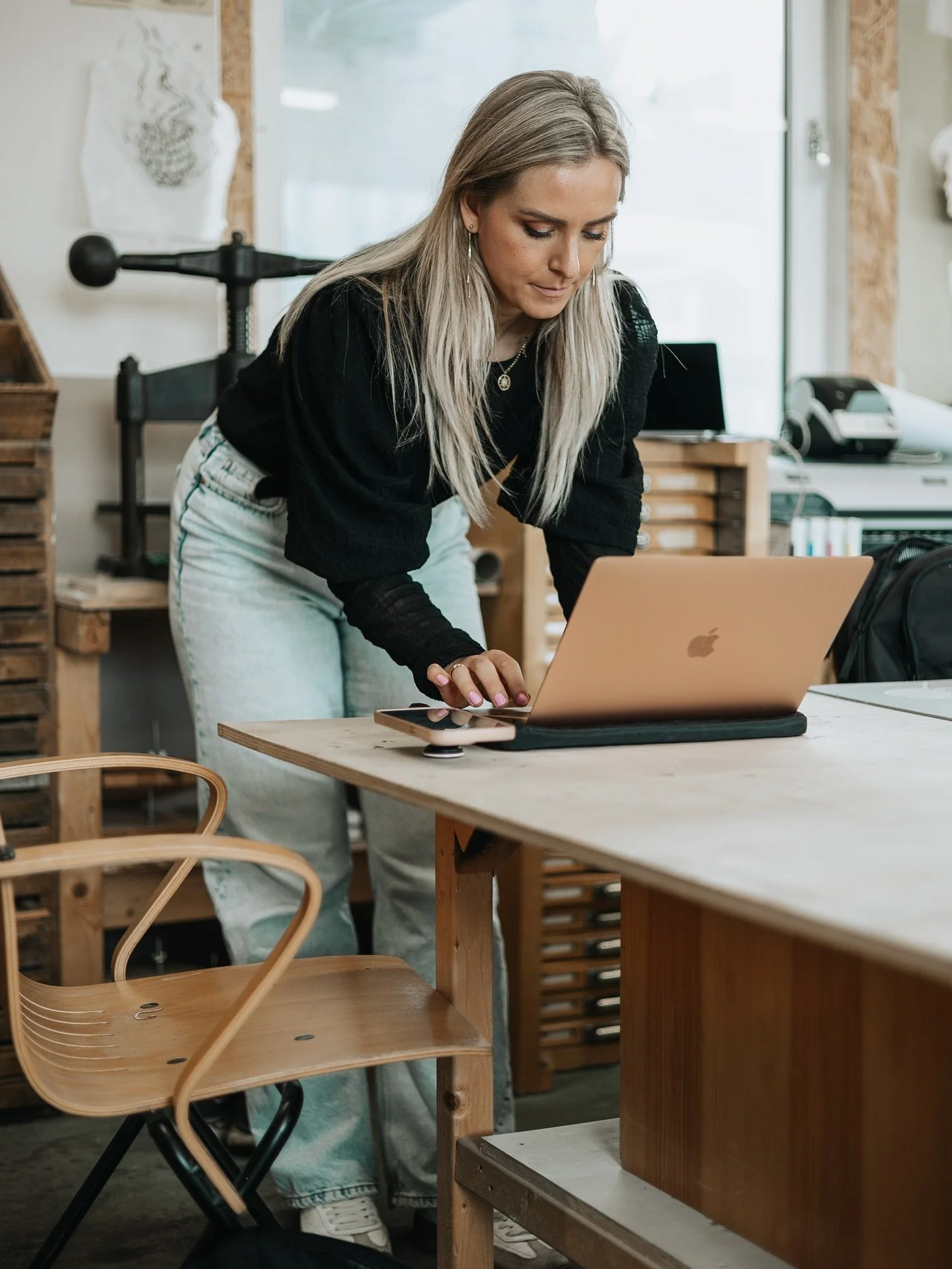 FredagsPreg utenom det vanlige (som vanlig?) Neida, vi rigger og henger opp til utstillingen som åpner i kveld klokken 19:00. Noe av kunsten er såpass fersk at den faktisk blir ferdigstilt når denne SoMe-posten treffer feeden din!