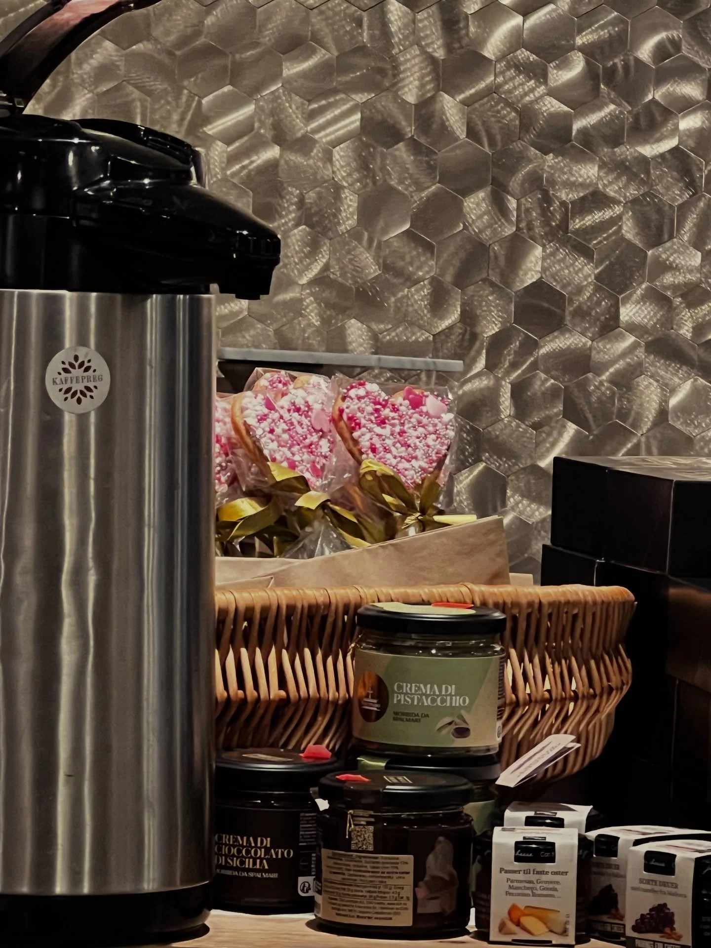 God formiddag, vi har satt frem kaffe og masse deilig fra Bloms&oslash; p&aring; disken. Kom gjerne innom om du er i byen, eller tar en pause fra fredagen. Her er det selvforsyning, Vipps hjelper oss med betalingsl&oslash;sning😃 
H&oslash;rer rykter