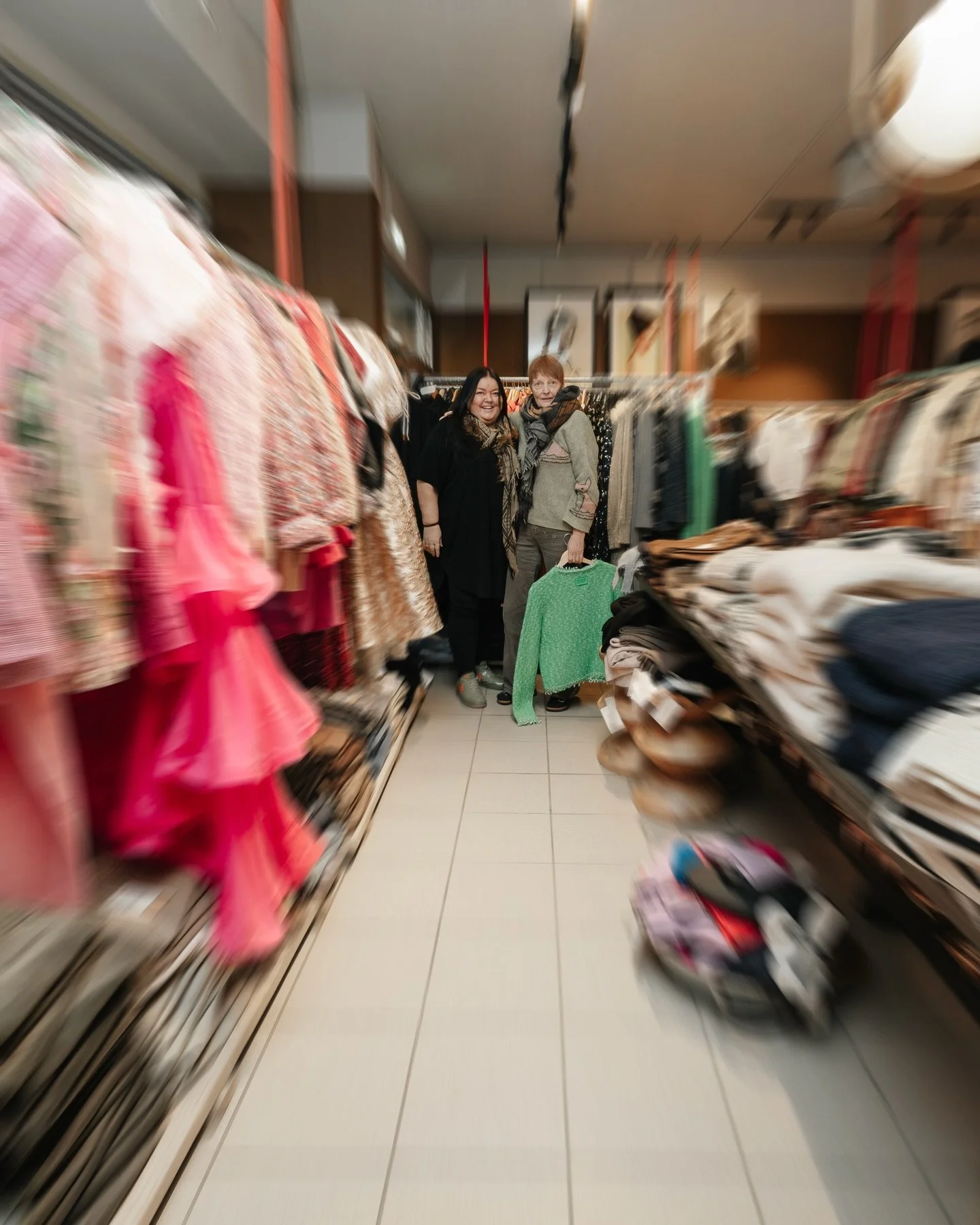 Etter en rolig uke, s&aring; er det en rolig fredag&hellip; Nesten for rolig, men slapp av, vi lar oss ikke lure. L&oslash;rdag om en uke er det &aring;pent i kafeen 10:00 - 14:00, og @iliosfestivalen har panelsamtale og minikonsert der fra klokken 1