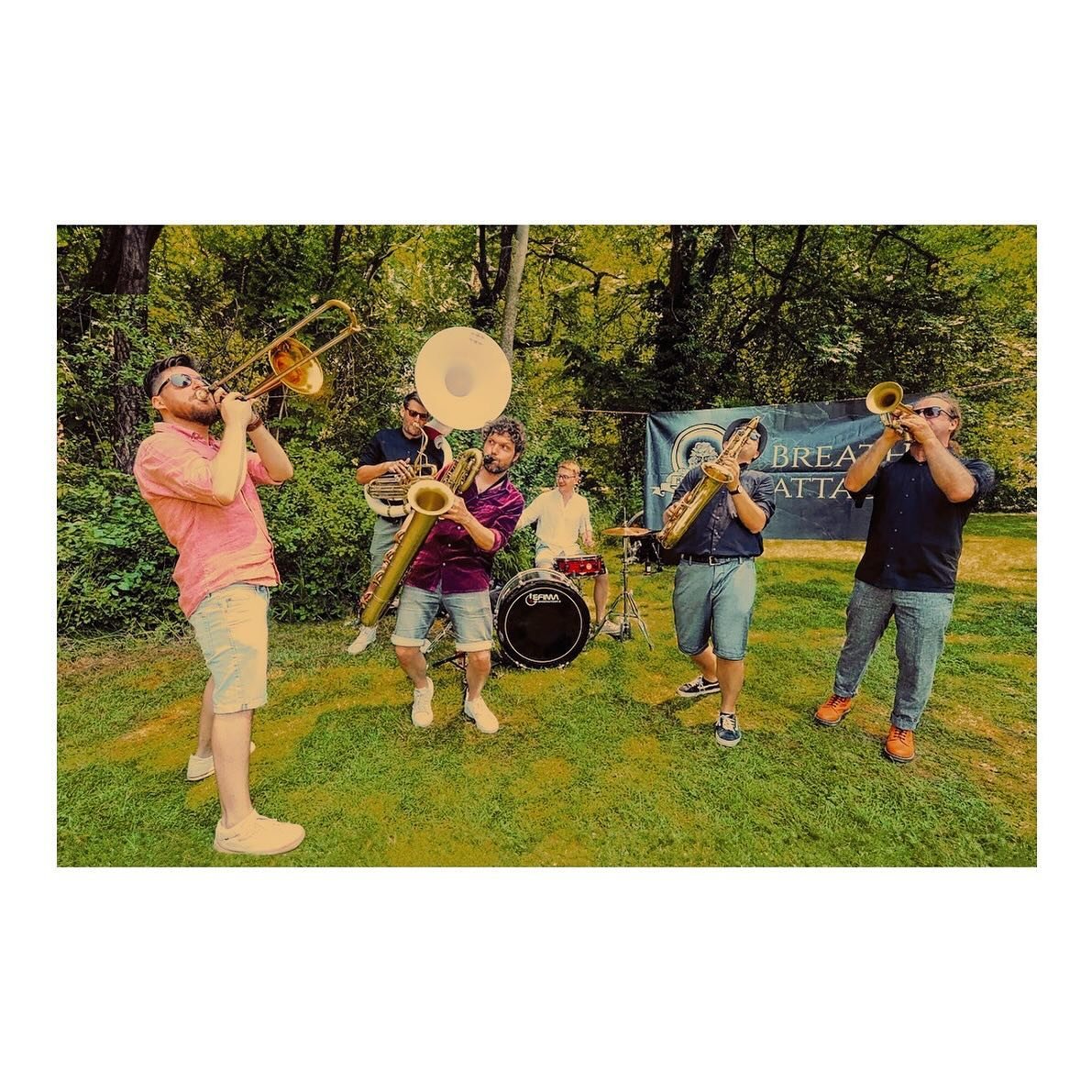 Morgen am 1. Mai starten wir in den diesj&auml;hrigen Musiksommer! 
Den musikalischen Auftakt machen dieses Jahr @breath.attack 🎷🎺🥁
Dazu gibts es lecker Steckerlfisch frisch vom Grill und viel Sonnenschein! 
Wir freuen uns sehr! 
Fisch und Musik a