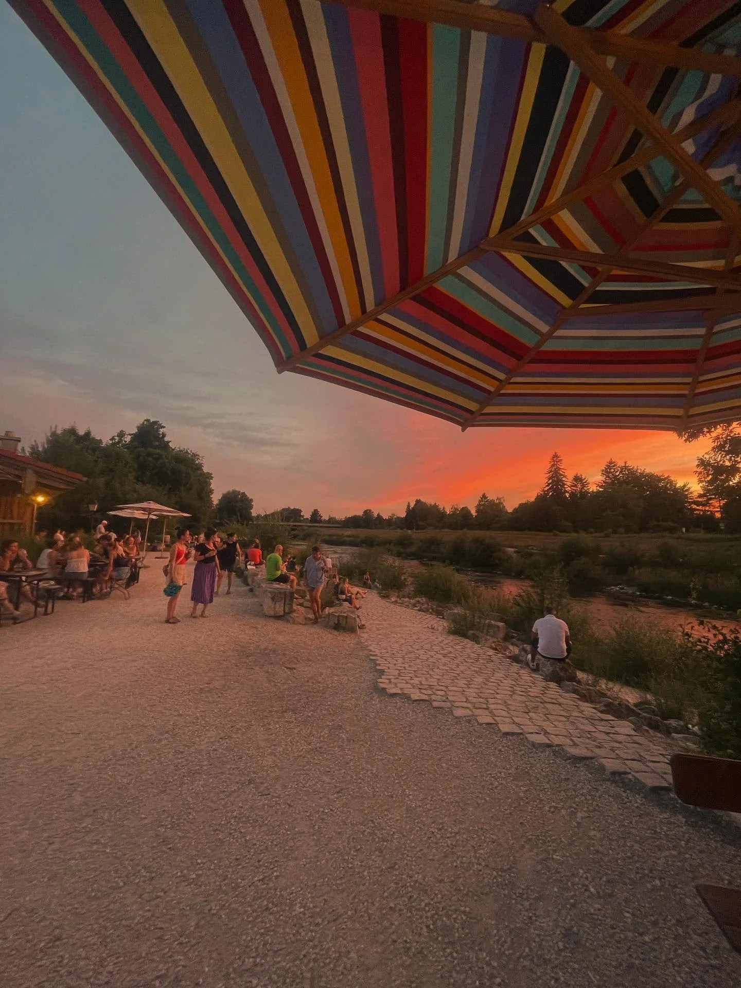 Sommerabende @kulperhuette 🩷❤️🧡💛💚🩵💙💜
.
.
.
#kulperh&uuml;tte #biergarten #sommer #wertach #sch&ouml;nhier #amoreaugsburg
