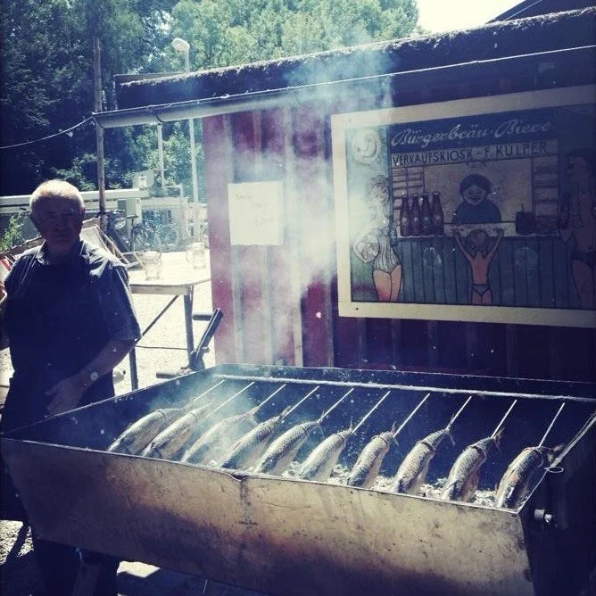 Endlich wieder Karfreitags-Steckerlfisch! 
Ab 12 Uhr frisch vom Grill! 
Das April-Wetter spielt auch mit! 
Wir freuen uns auf einpaar Sonnenstunden und vor allem auf euch 🫶🏼🐟☀️
.
.
.
#kulperh&uuml;tte #sch&ouml;nhier #steckerlfisch #fr&uuml;hling 