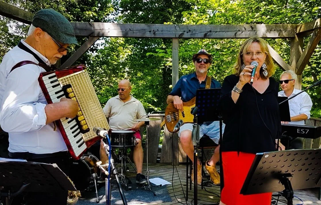 Live Jazz, gute Drinks und ehrliches Essen &ndash; genau diese Atmosph&auml;re m&ouml;chten wir euch morgen erm&ouml;glichen, um den August geb&uuml;hrend ausklingen zu lassen. 

Im Rahmen unseres Musiksommers, freuen wir uns morgen, am 30 August, au