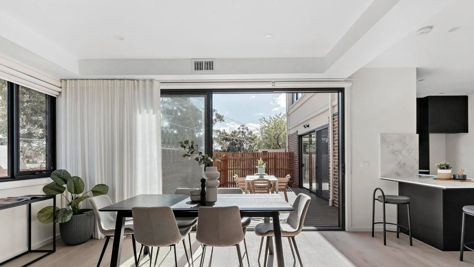 Essendon - 4 Napier Crescent, Essendon, VIC 3040 - Townly - 11.jpg