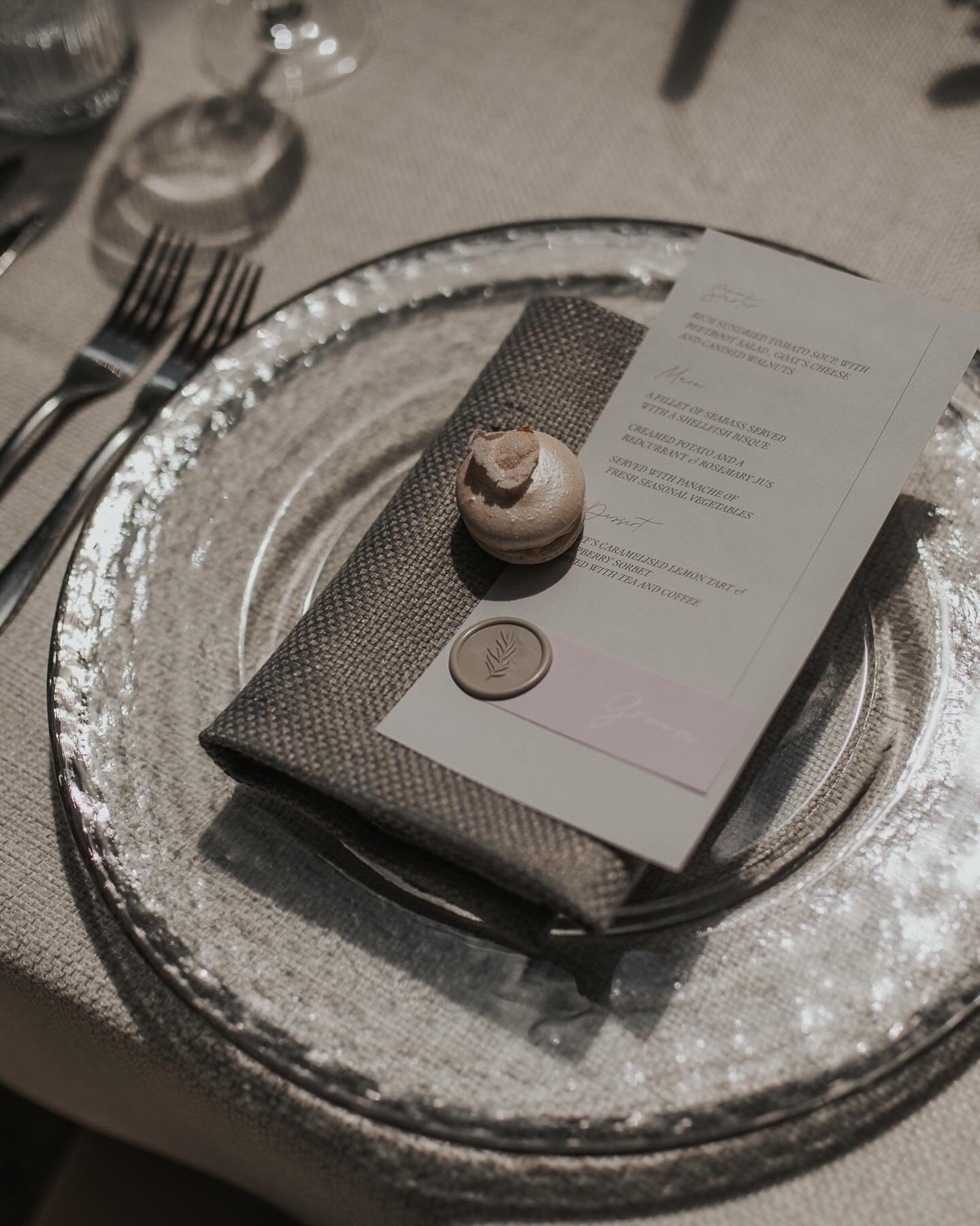 Silver details for a table that steals the spotlight 🩶🍴

Featuring: 
Bella Tumbler 
Silver Rimmed Charger Plate 

@byhannahbaskett 
@charlotteflorencephotography 
@theartisanfloralstudio 
@loveflorastudioco_ 
@just_4_linen 
@themansion_coldeast 

#