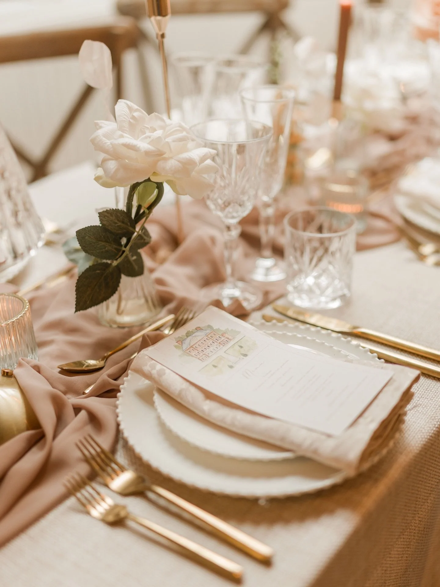 With Goodnestone Park launching Winter Weddings, we had to get involved! 

Featuring: 
Thea Glassware 
Parla Dinnerware 
Pluto Gold Cutlery 

@the_wedding_dolls
@blacksaucerstableware
@allyouneedweddingstyling 
@luciewatsonphotography 
@reels_of_cont