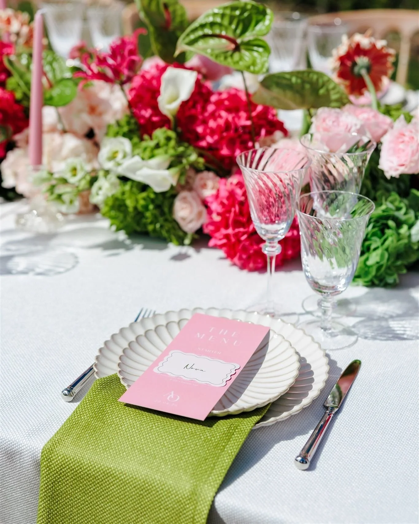 Sunlit tables and fresh blooms, it's starting to feel a lot like summer. 

Featuring: 
Riva Dinnerware
Seren Cutlery
Fleur Glassware

Photographer: @kirstymackenziephotography 
Venue:@froyleparkcountryestate
Flowers: @monetsfloristry
Hair: @bridezill