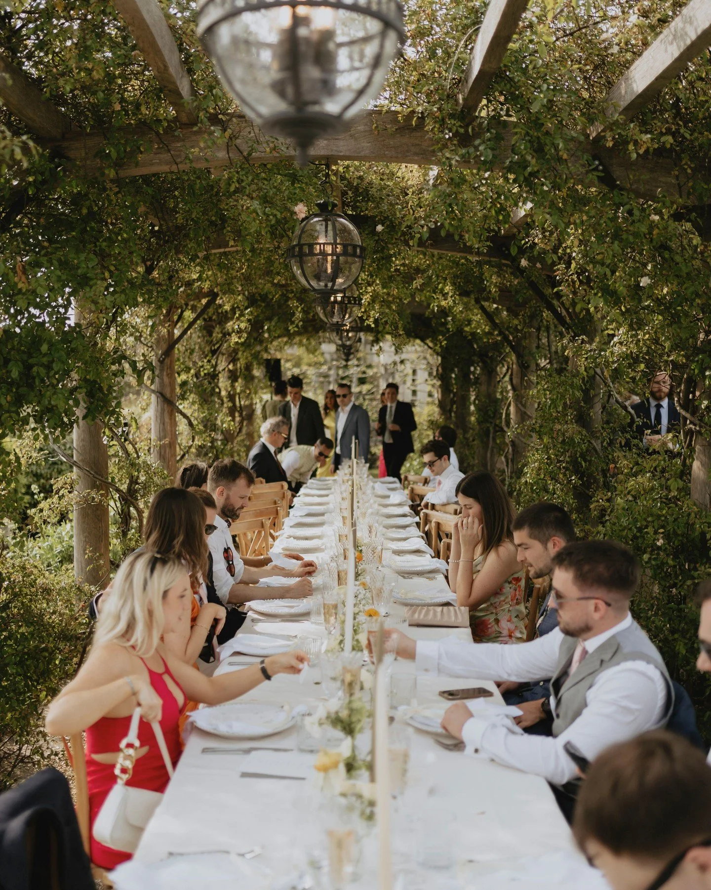 When Euridge Manor and summertime collide for perfect al fresco dining experience. ☀️🥂 

Featuring:

Parla Dinnerware
Fleur Glassware
Cristallo Tumbler
Glass Candle Holders

@rebecca.getwed
@tomdurnphotography
@euridge_
@reekaevents
@thebotanyhouse