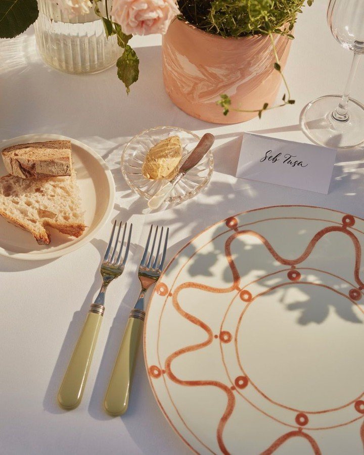 Wedding season in full flow and we're loving it! More summer tablescapes like this please. 

Featuring: 

Sienna Charger Plate
Salvia Cutlery 
Artesano Side Plate 
Lina Glassware 

Caterer: @Peardroplondon