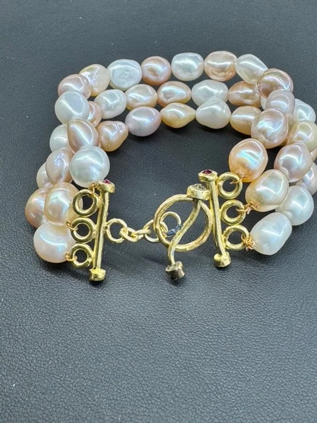 IMG_9044.jpg freshwater pearl bracelet.jpg