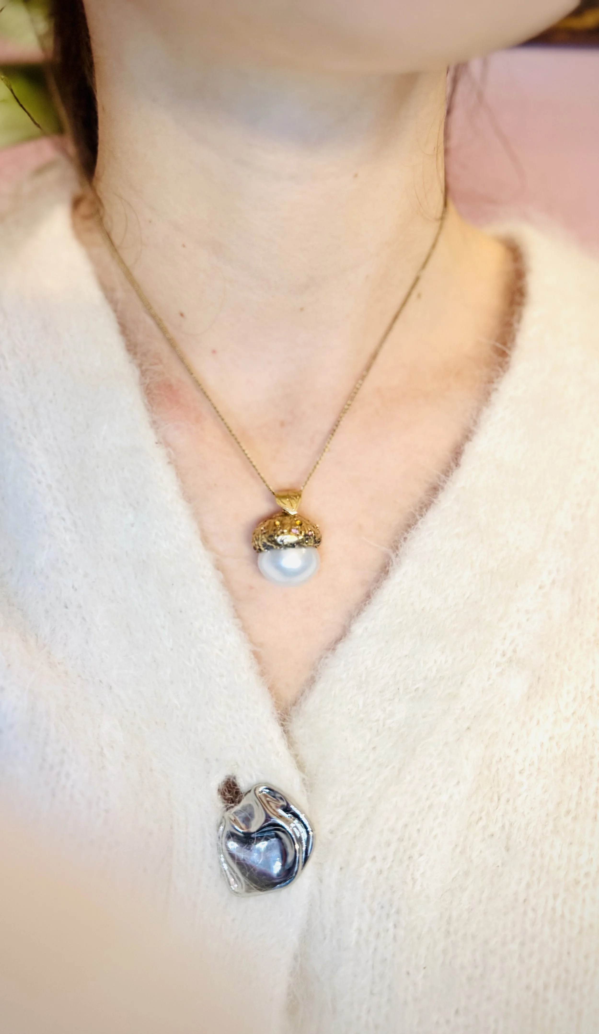 single acorn close up .jpg