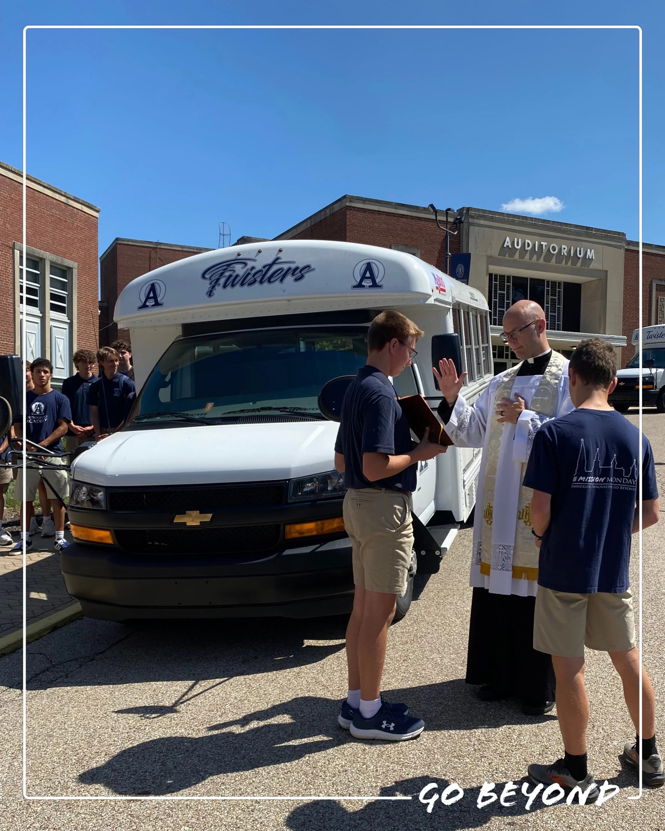 Celebrating our new mini bus!

Thanks to the incredible generosity of our donors during the paddle raiser at our Annual Dinner Auction in February, we were able to raise the funds needed to purchase a new mini bus for our students and staff. The bus 