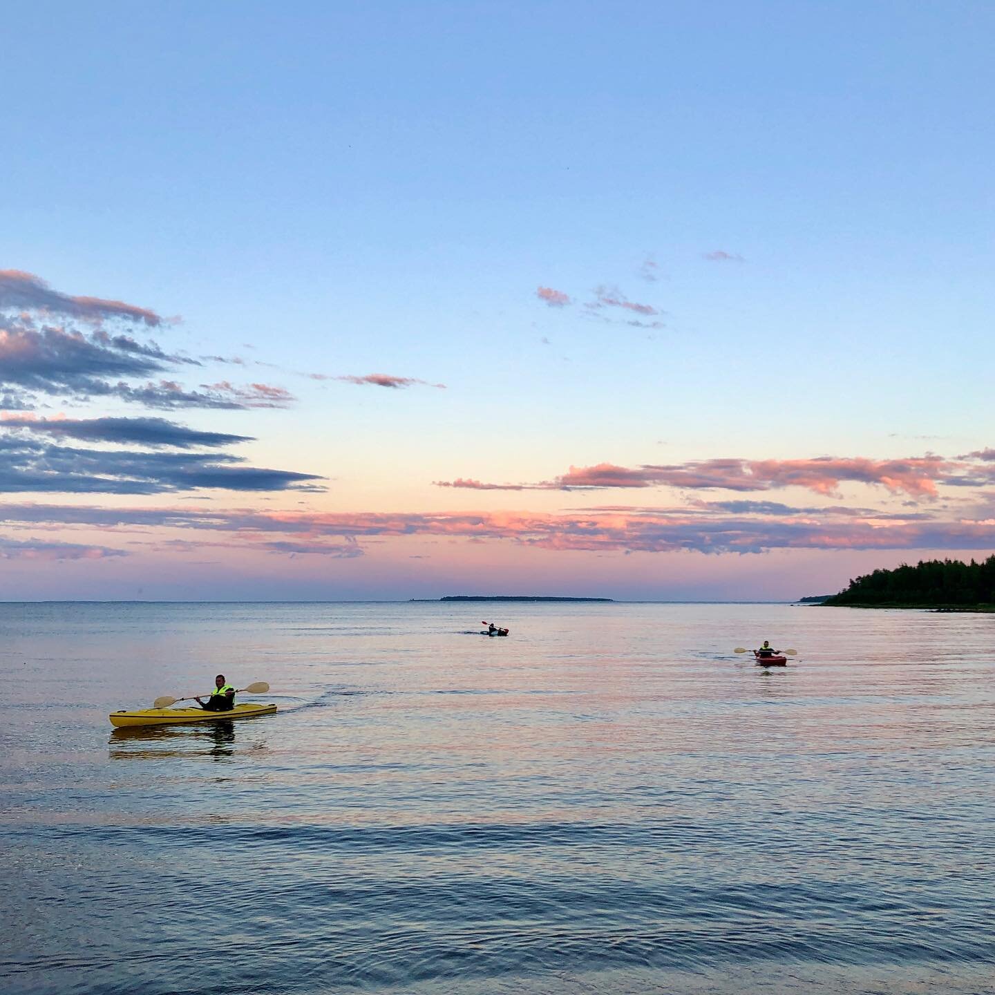 Sommarkv&auml;llar i Troms&ouml;viken - ska du ocks&aring; glida &ouml;ver spegelblanka vattnet och svalka dig fr&aring;n dagens v&auml;rme. #hyrkajak #paddlakajak #seskar&ouml;havsbad #loveatfirstsight #paddla #lugntochsk&ouml;nt #solnedg&aring;ng  