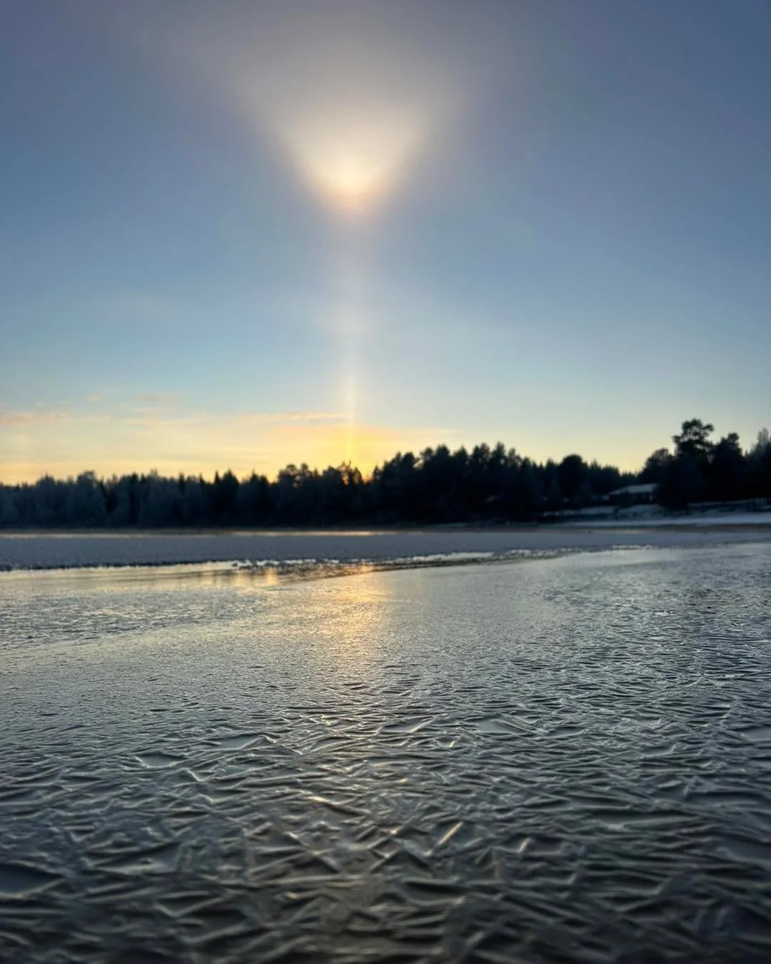 November p&aring; Seskar&ouml;. Friskt, lugnt och sk&ouml;nt och vissa dagar rent magiskt ljus. Isen har b&ouml;rjat l&auml;gga sig och termometer visar att det &auml;r dags f&ouml;r l&aring;ngkalsonger.  #camping #bastu #norrbotten #bada #seskarohav