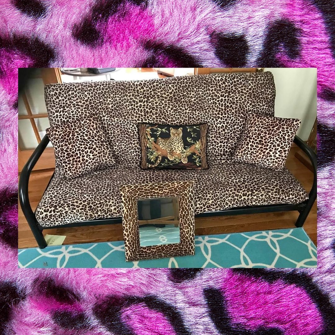 UPDATE! We&rsquo;re getting the couch tonight at 7pm! 💖🐆 

Thank you to my wonderful friend Ben Tennant for coming out with your jumbo van to help me make this dream happen! ✨ And seriously, thank you guys for helping me with all the heavy lifting 
