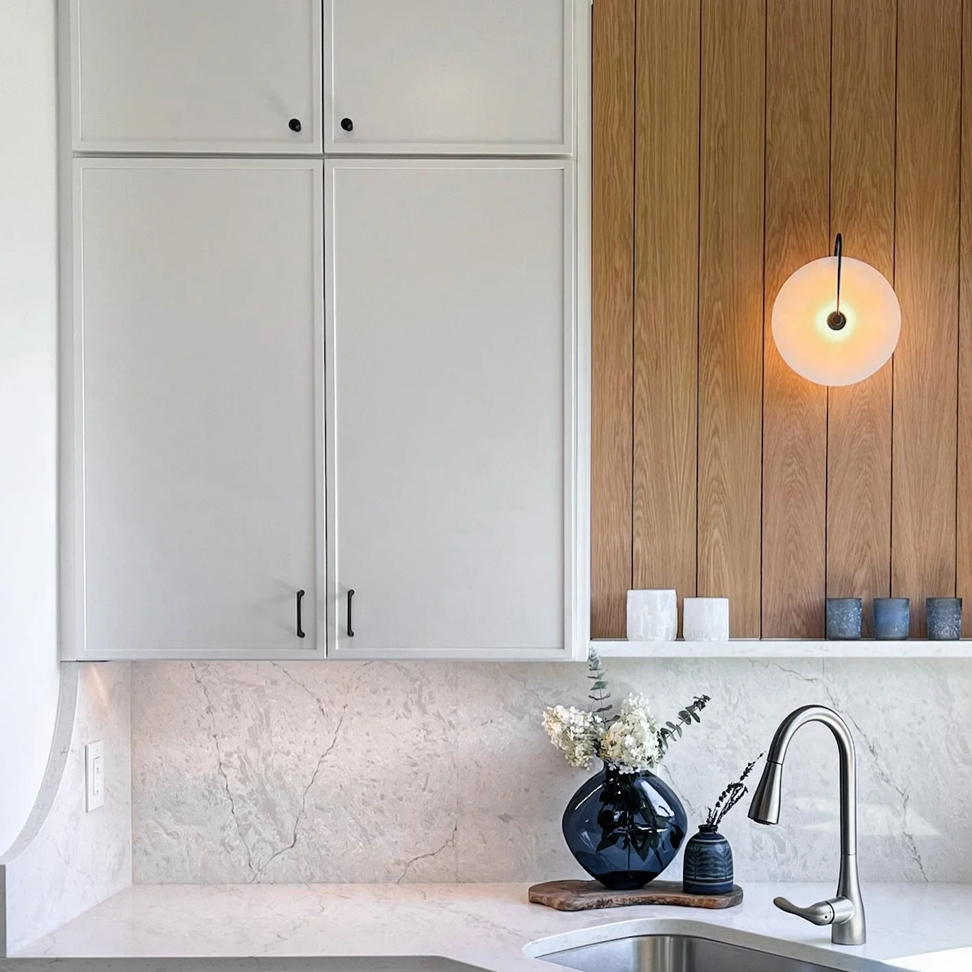 Two of our favorite kitchen features were last-minute changes: a gorgeous Calacatta Crystallo quartz our clients found that replaced the original dark slate plan, and a curved backsplash detail made on the fly during install. Proof that flexibility a