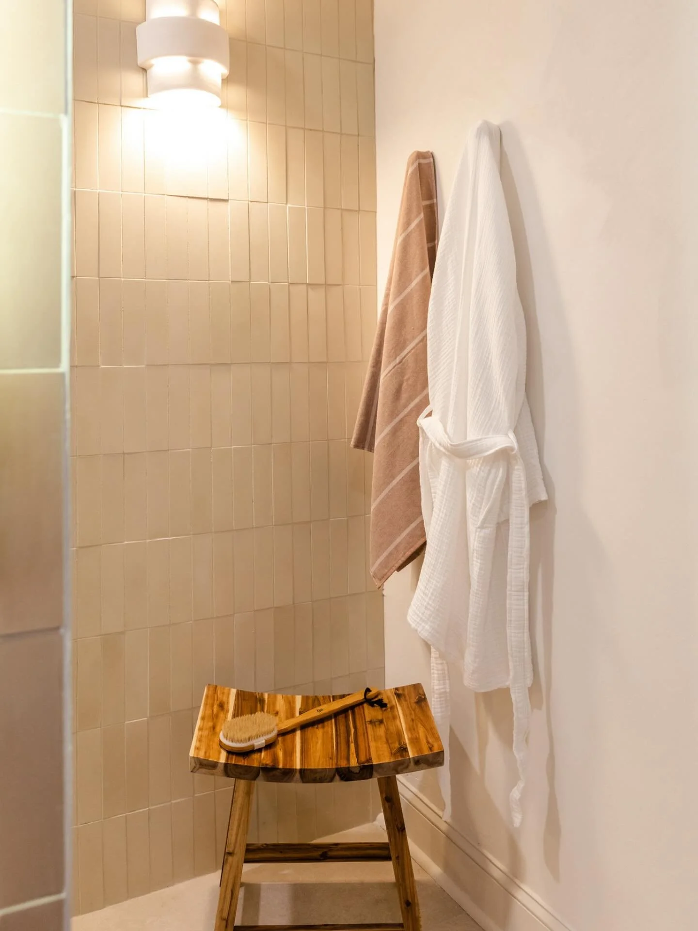 We kept things calm and grounded in this primary bathroom with textured tile, natural woods, and soft linens.
#sweetboyhomes #interiordesign #bathroom #tiledesign