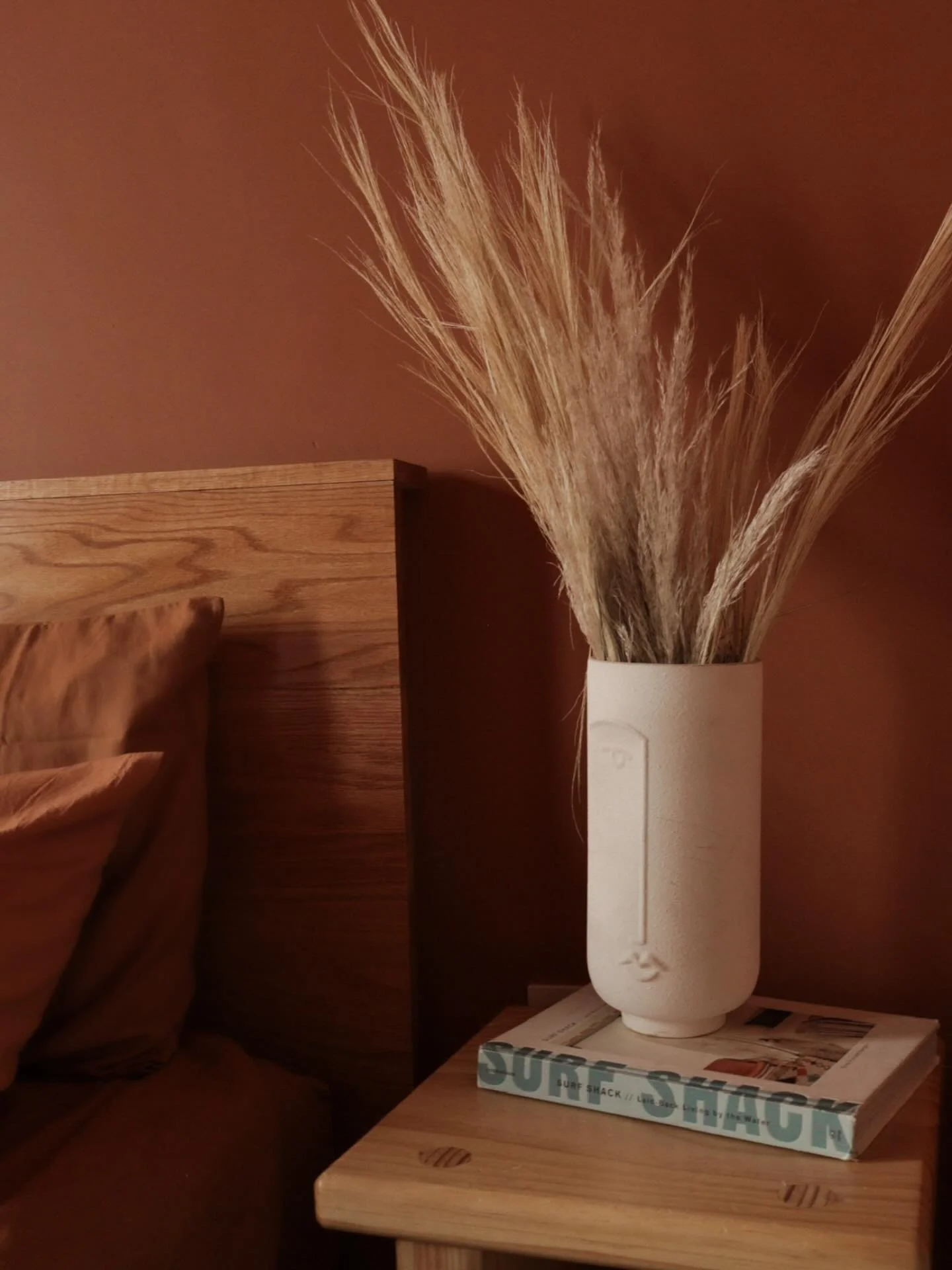 Moody colors and small thoughtful details makes for a cozy retreat✨
