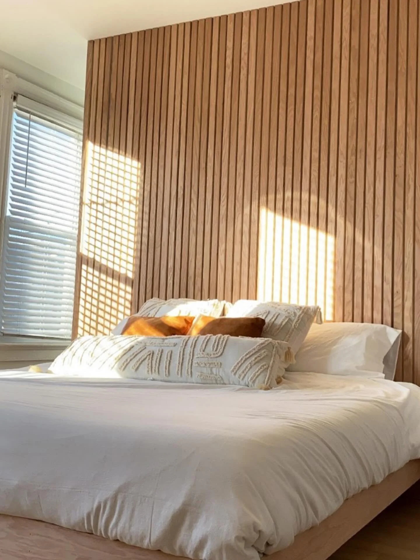 We love a thoughtful detail that elevates the room, and a slat wall does the trick👌🏼 makes this into a space you never wanna leave.
#interiorideas #sweetboyhomes #bedroomideas #carpentry