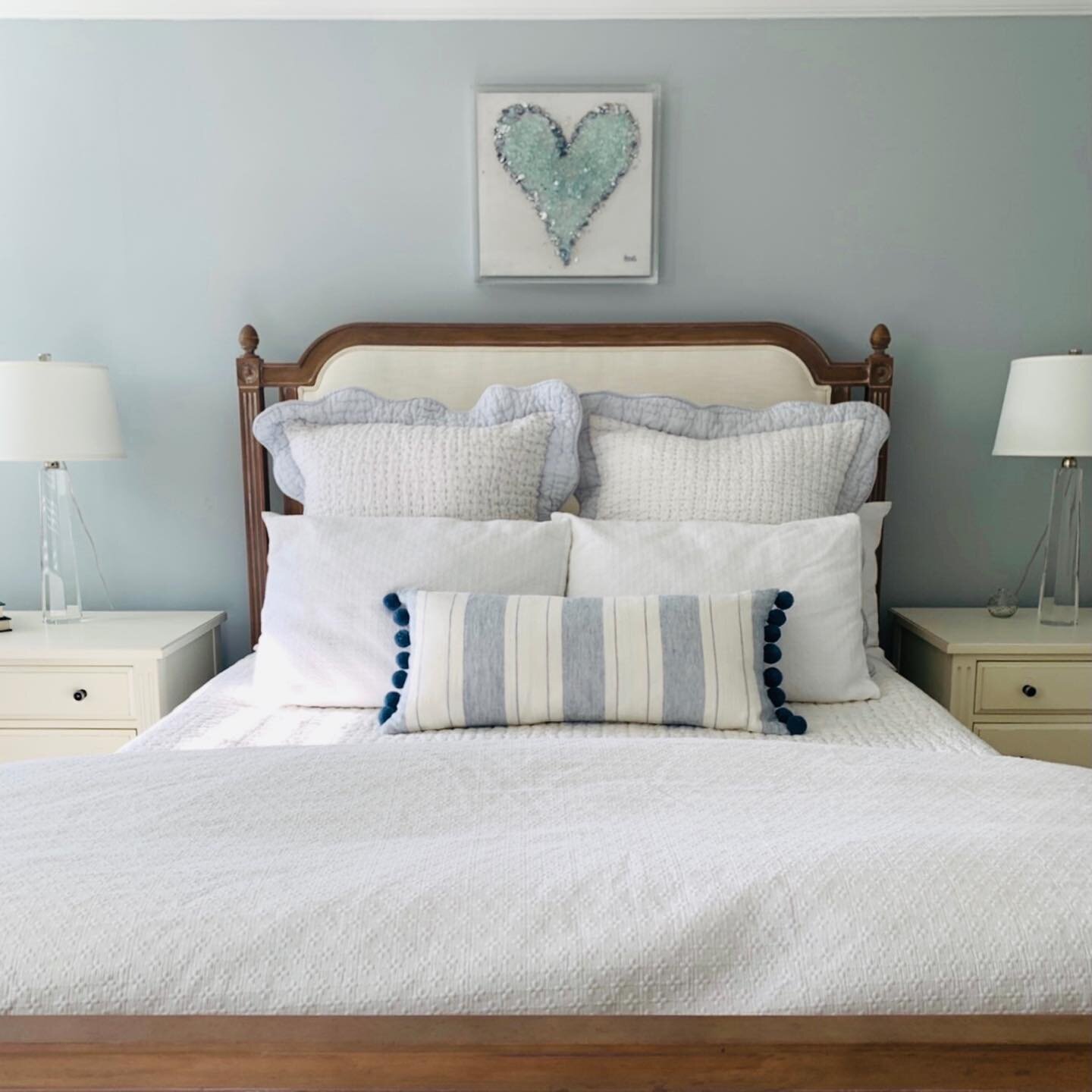 I don&rsquo;t know about you, but I&rsquo;ve always been a huge fan of light blues and whites mixed together in a bedroom. (Or any room for that matter 😉) There&rsquo;s something about these cool, serene tones that create a soothing atmosphere perfe