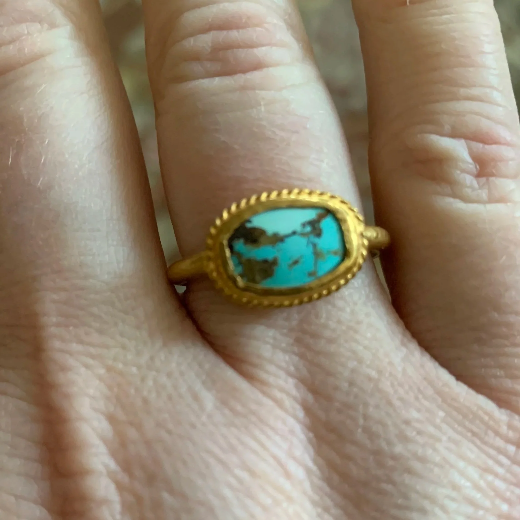 18k yellow gold and turquoise ring.