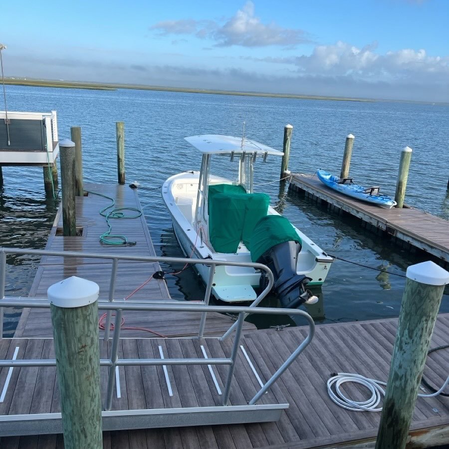 Weekly clean on this 23&rsquo; @alburybrothersboats
