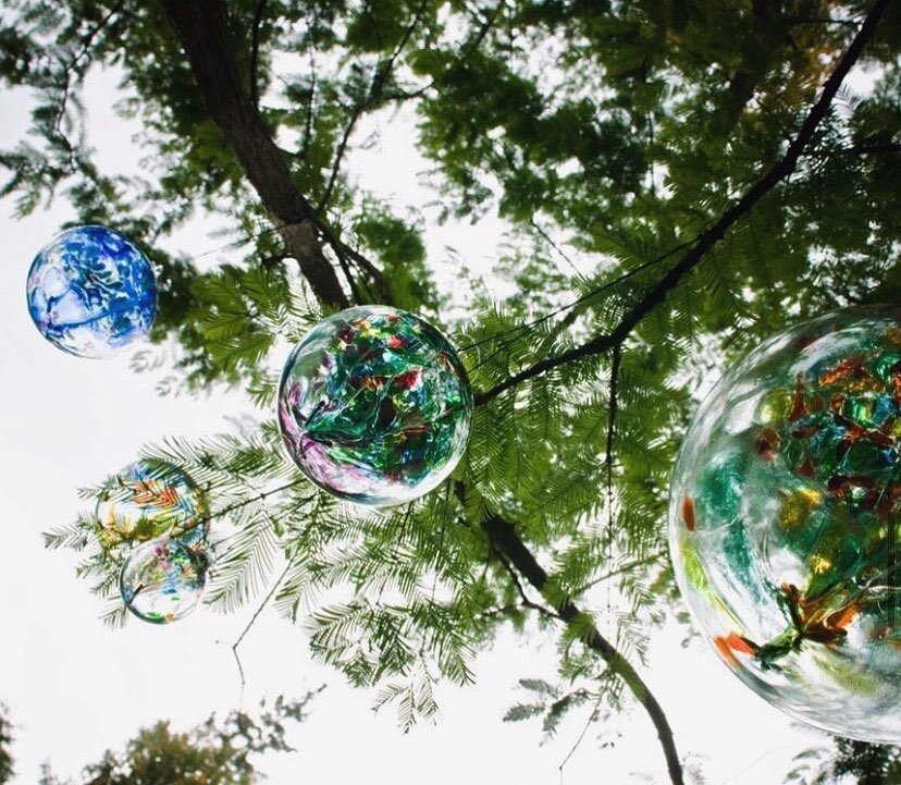 Through dappled leaves and blown glass🌿 each piece of @kitrasartglass is created with intention and meaning, making them a perfect gift for any occasion🫧 
.
.
#delamontjewellers #kitrasartglass #blownglass #glassart #glassartists #canadianartisan #