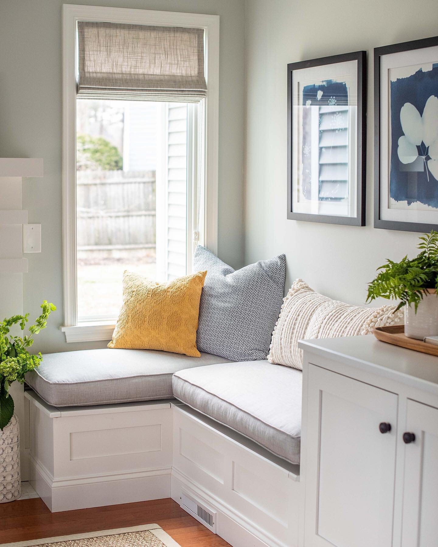 The perfect place to lounge. 
📷 by @heatherscurran 
.
.
.
.
.
#westchesterinteriordesign #mainlineinteriordesign #familyroom #blueandyellow #sisalrug #robertallen #whitecabinets #builtins #lounge #nook #shoplocal #localartist #toystorage #transition