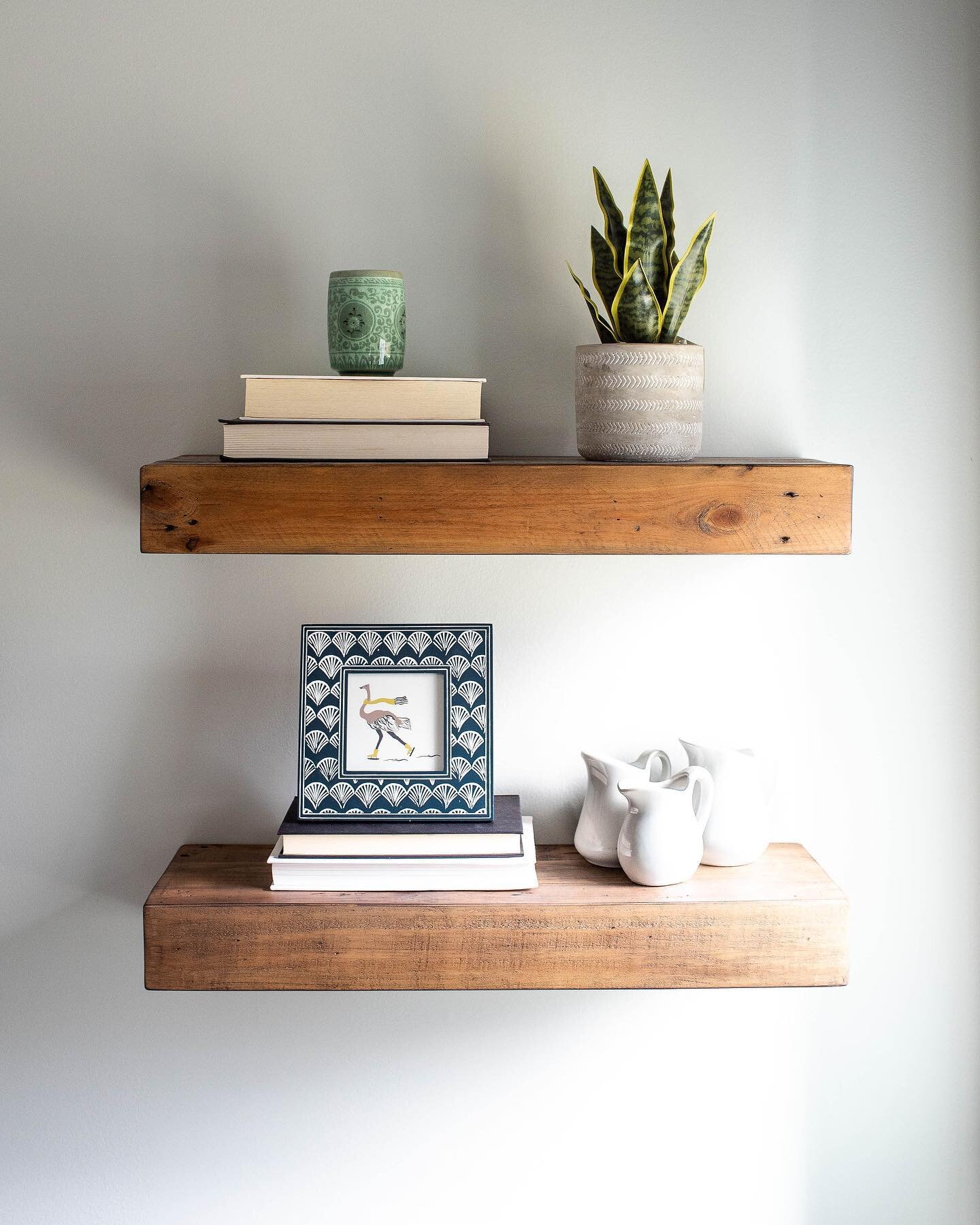 This photo makes me happy. I love the calming colors and natural elements and that lighting is so very perfect. 
Having a #shelfie moment. 🤍
📷 by @heatherscurran 
.
.
.
.
.
#westchesterinteriordesign #mainlineinteriordesign #shelfie #shelfiedecor #